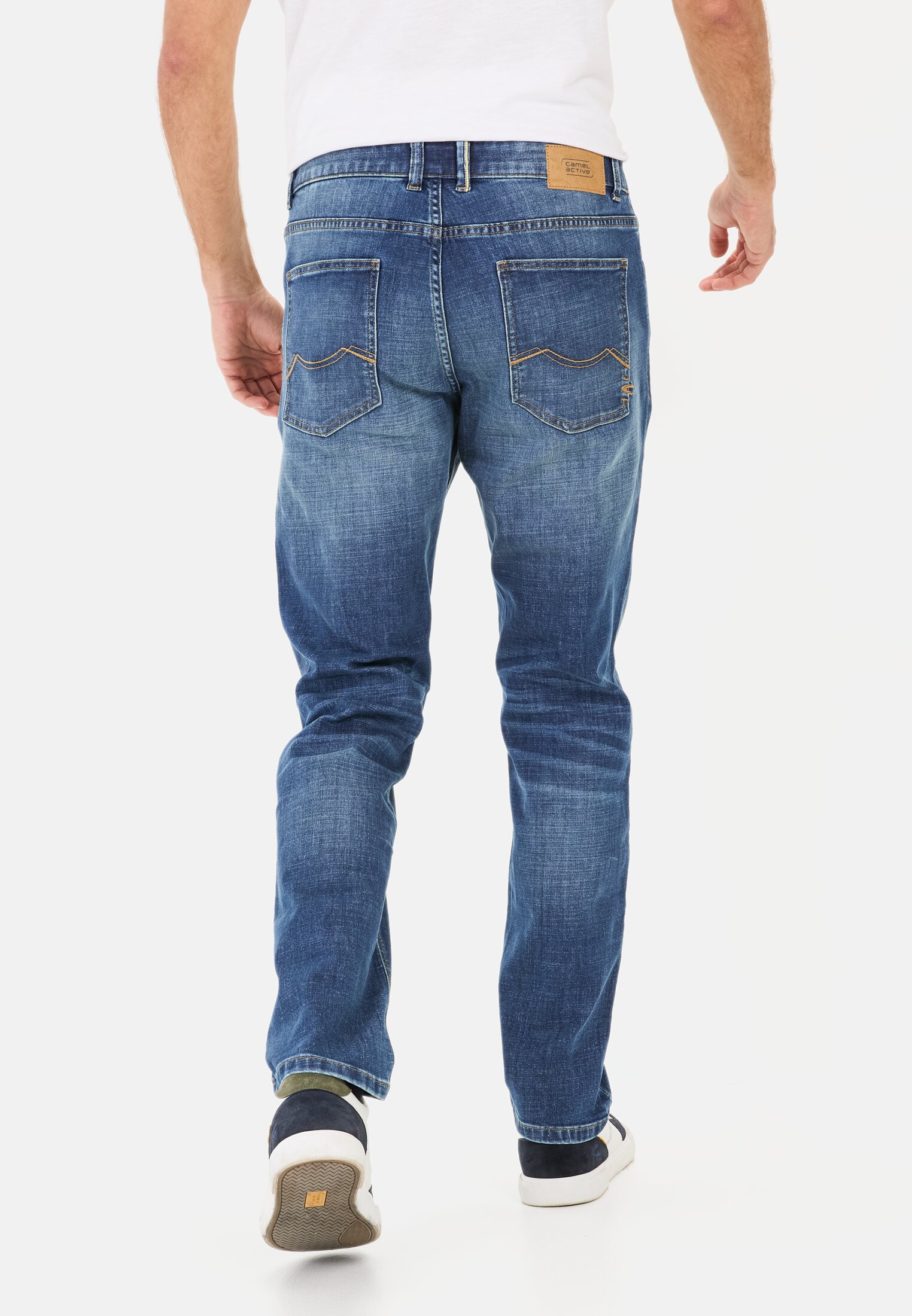 Herren Regular Fit fleXXXactive® Cooling Jeans Blau getragen hinten