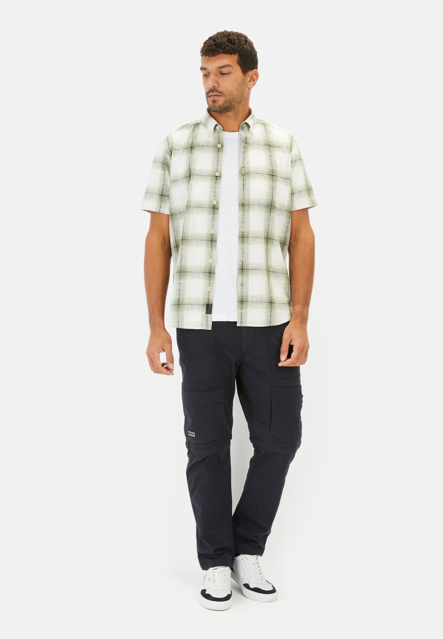 Men Checked short-sleeve shirt made of pure cotton Pale Mint worn front full body