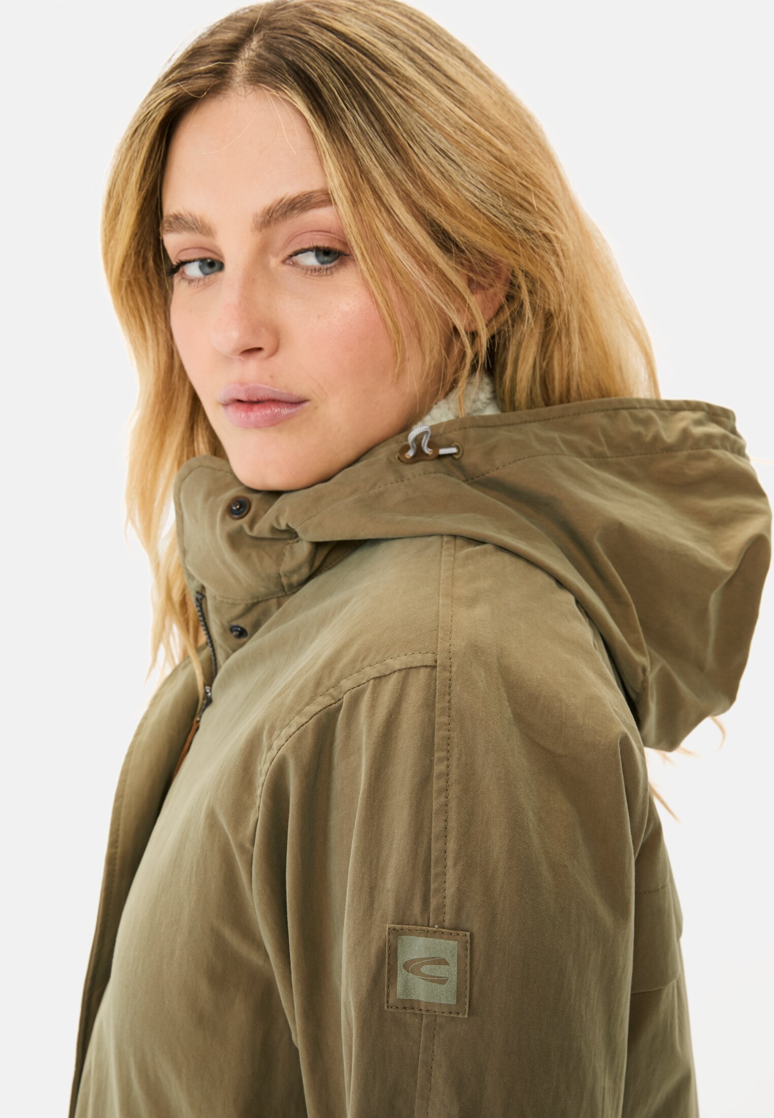 Damen Langer Parka mit verstellbarer Taille Khaki getragen detailliert nah