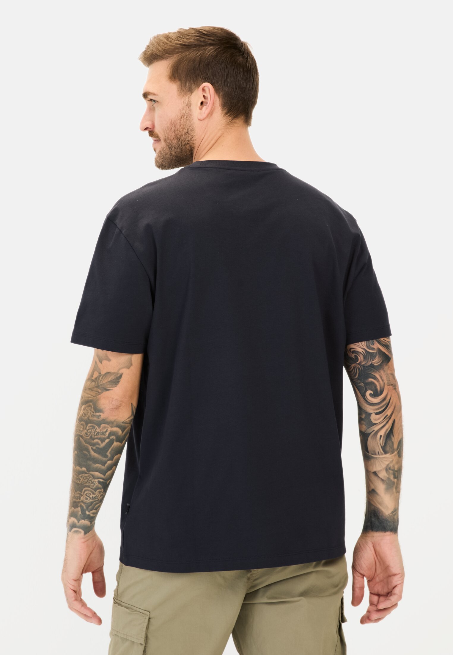 Herren T-Shirt aus Organic Cotton Dunkelblau getragen hinten