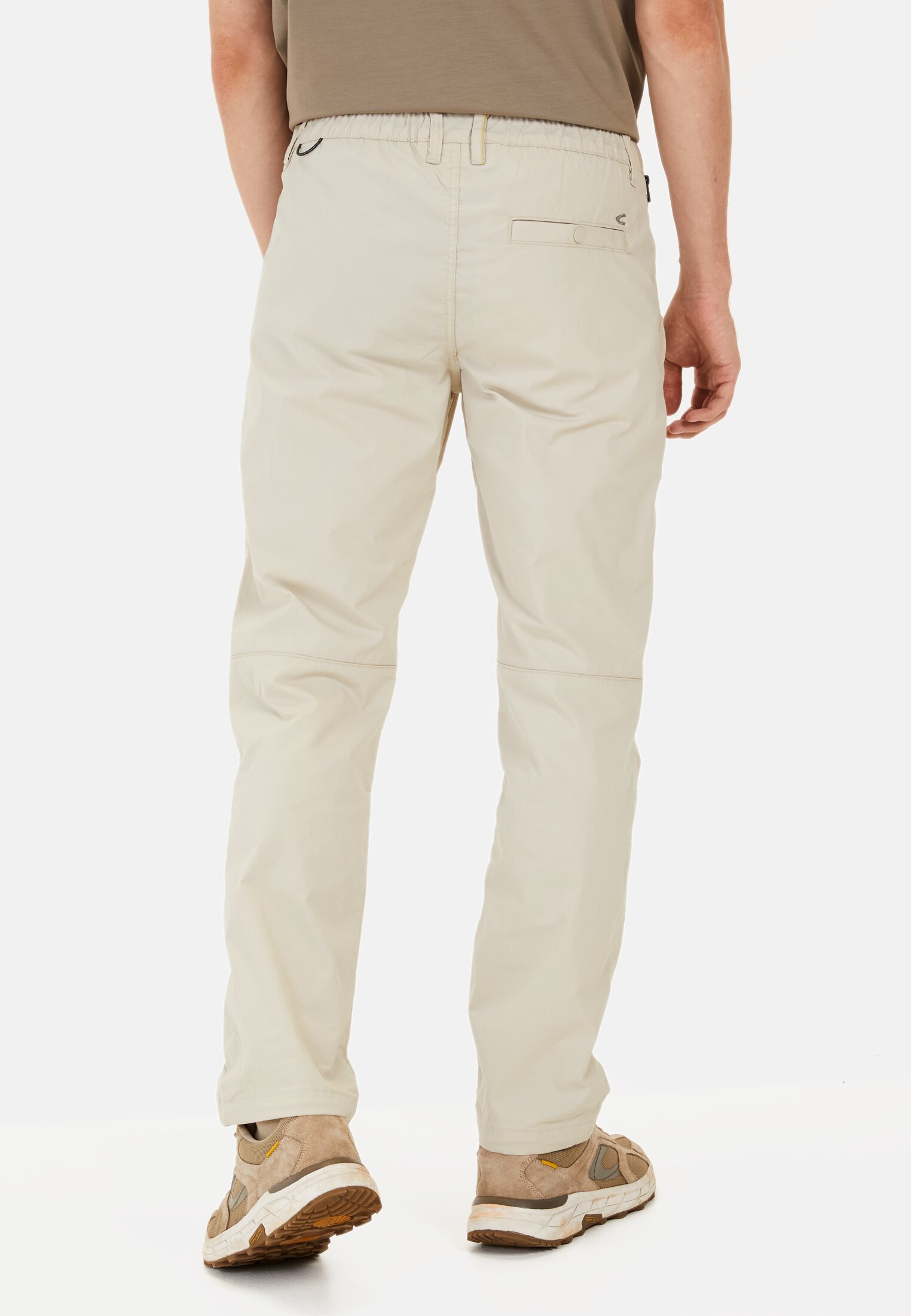 Herren Leichte Chino im Relaxed Fit Beige getragen hinten