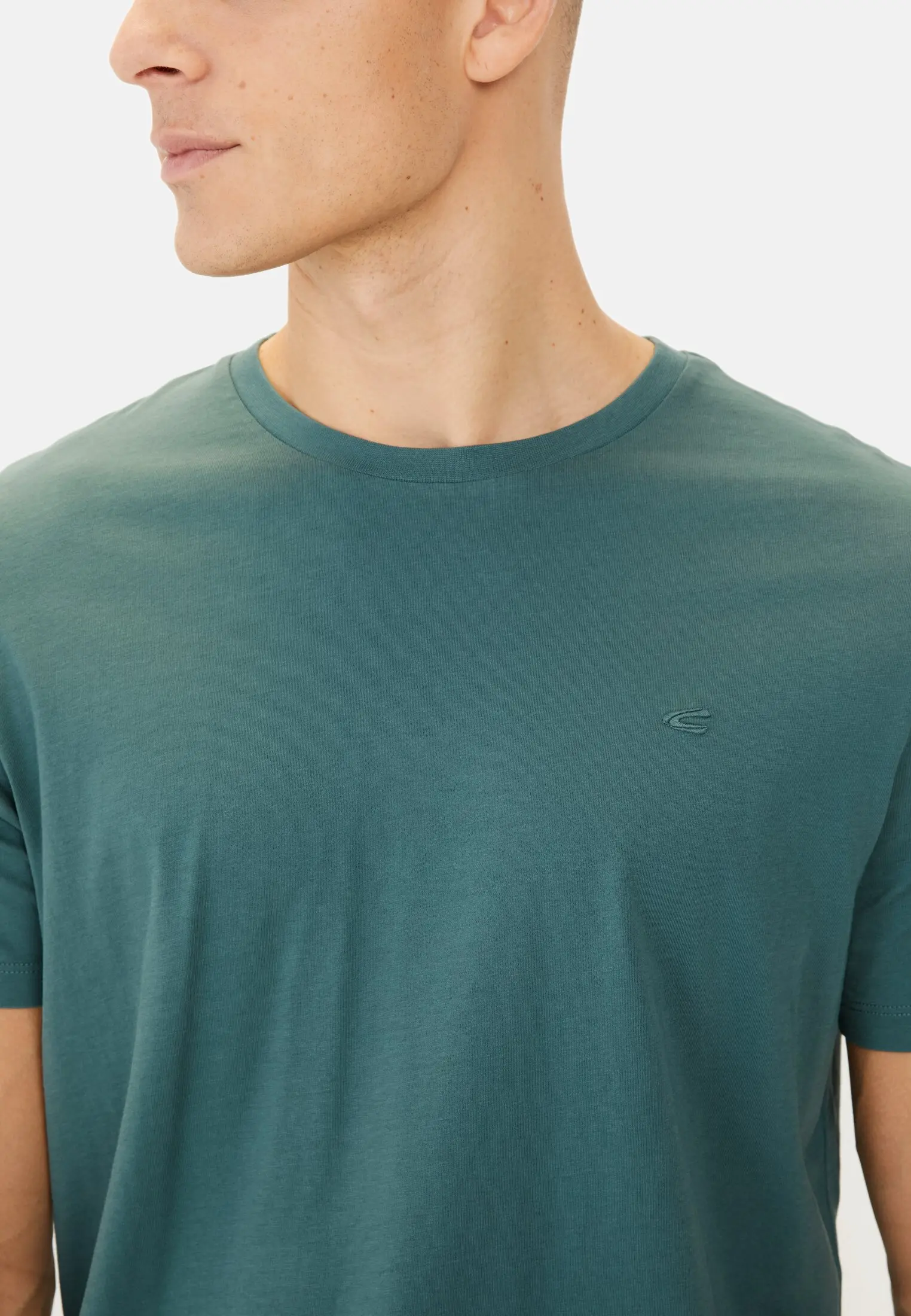 Men Basic T-shirt made of pure cotton Dark green worn detail close