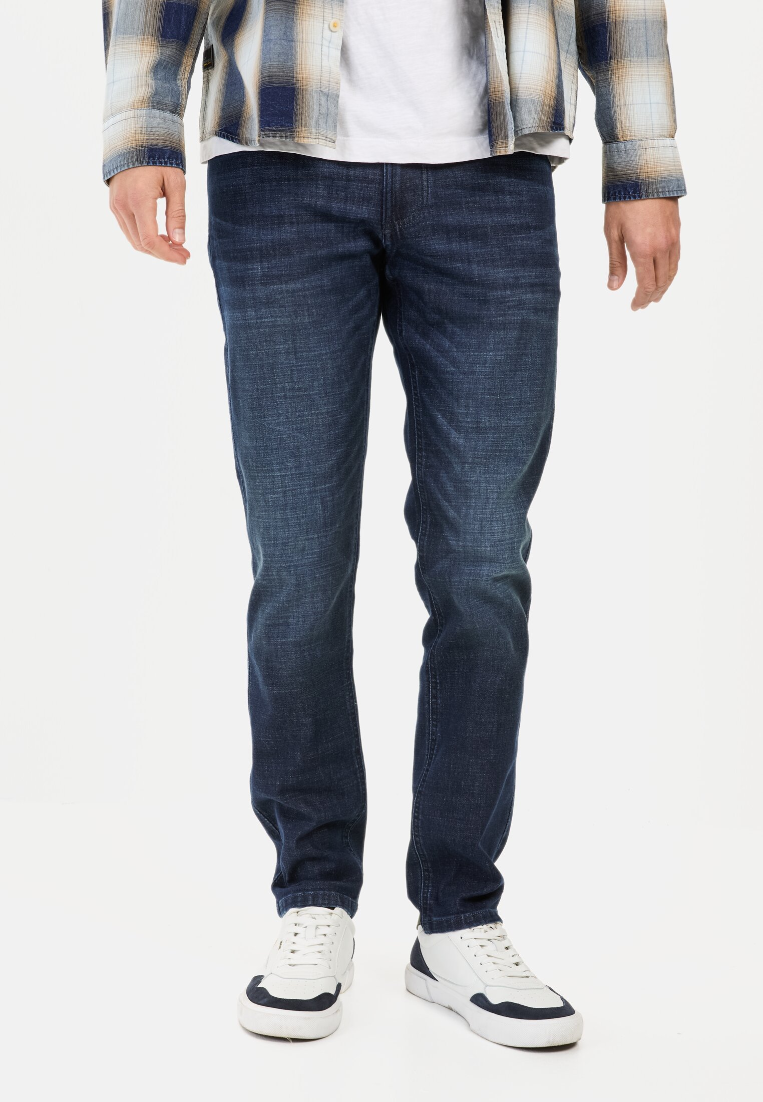 Heren Regular Fit fleXXXactive® Cooling Jeans Blauw gedragen voor