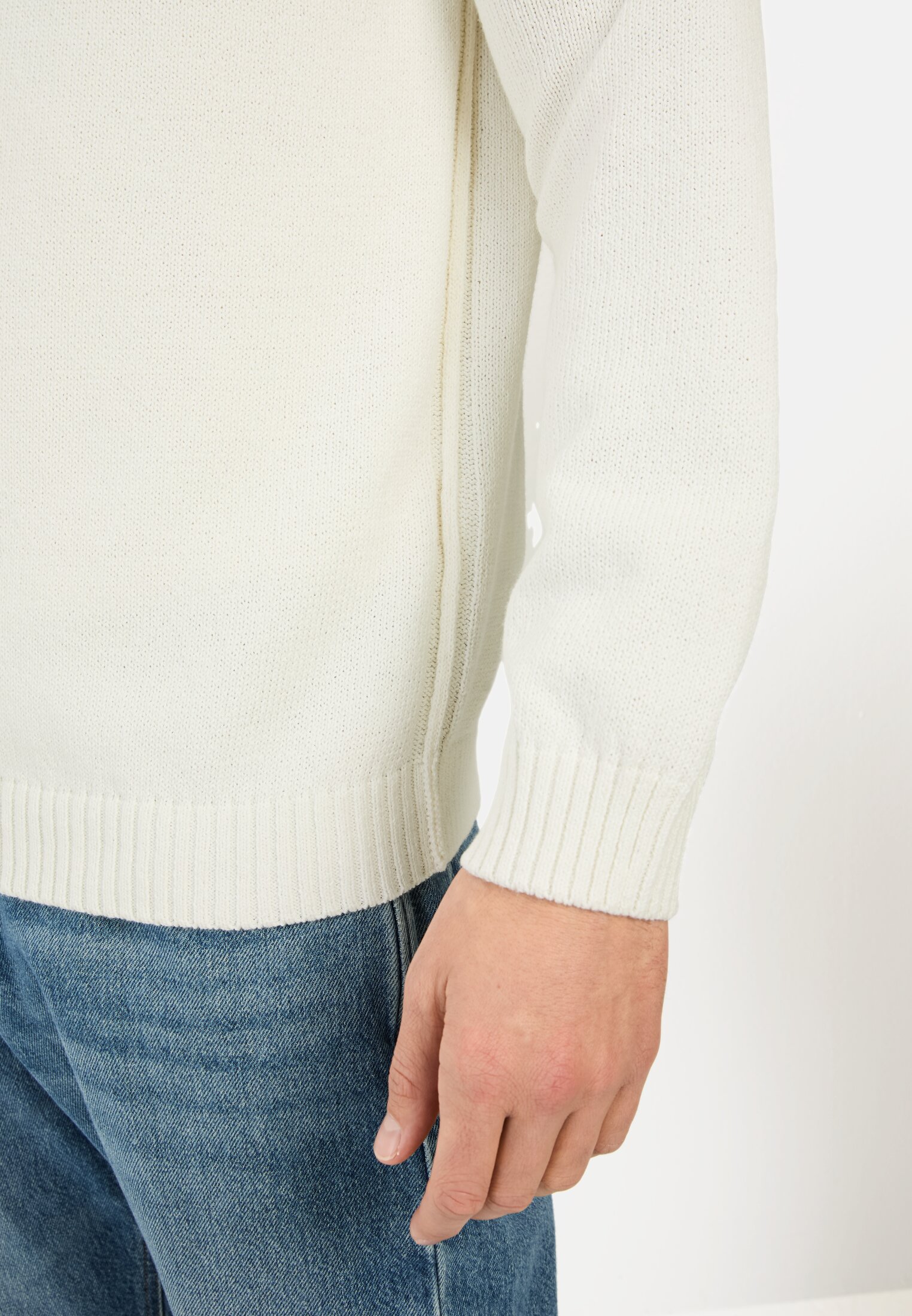 Herren Troyer Pullover aus einem Baumwollmix Beige getragen detailliert nah