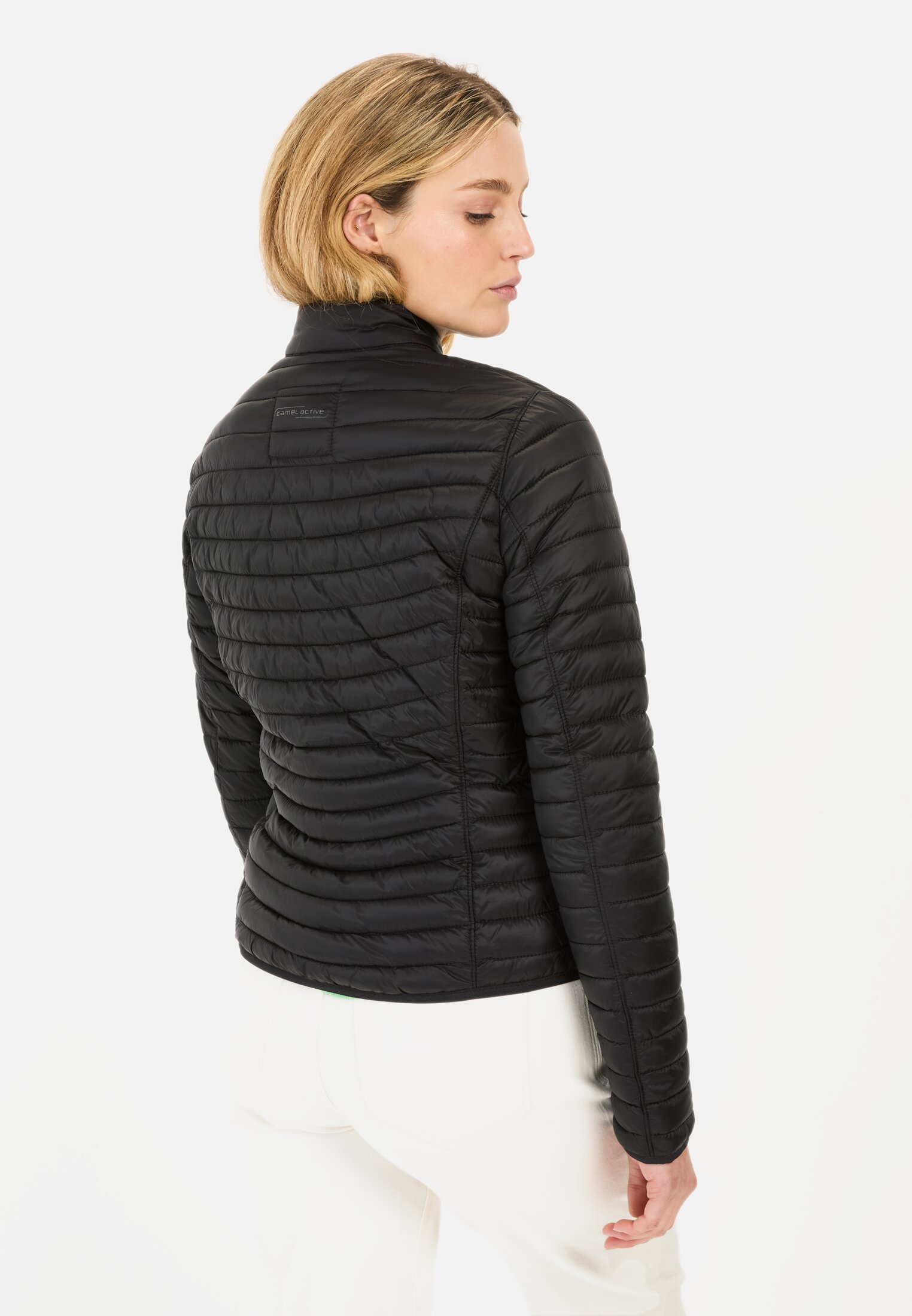 Damen Leichte Steppjacke aus recyceltem Polyamid Schwarz getragen hinten