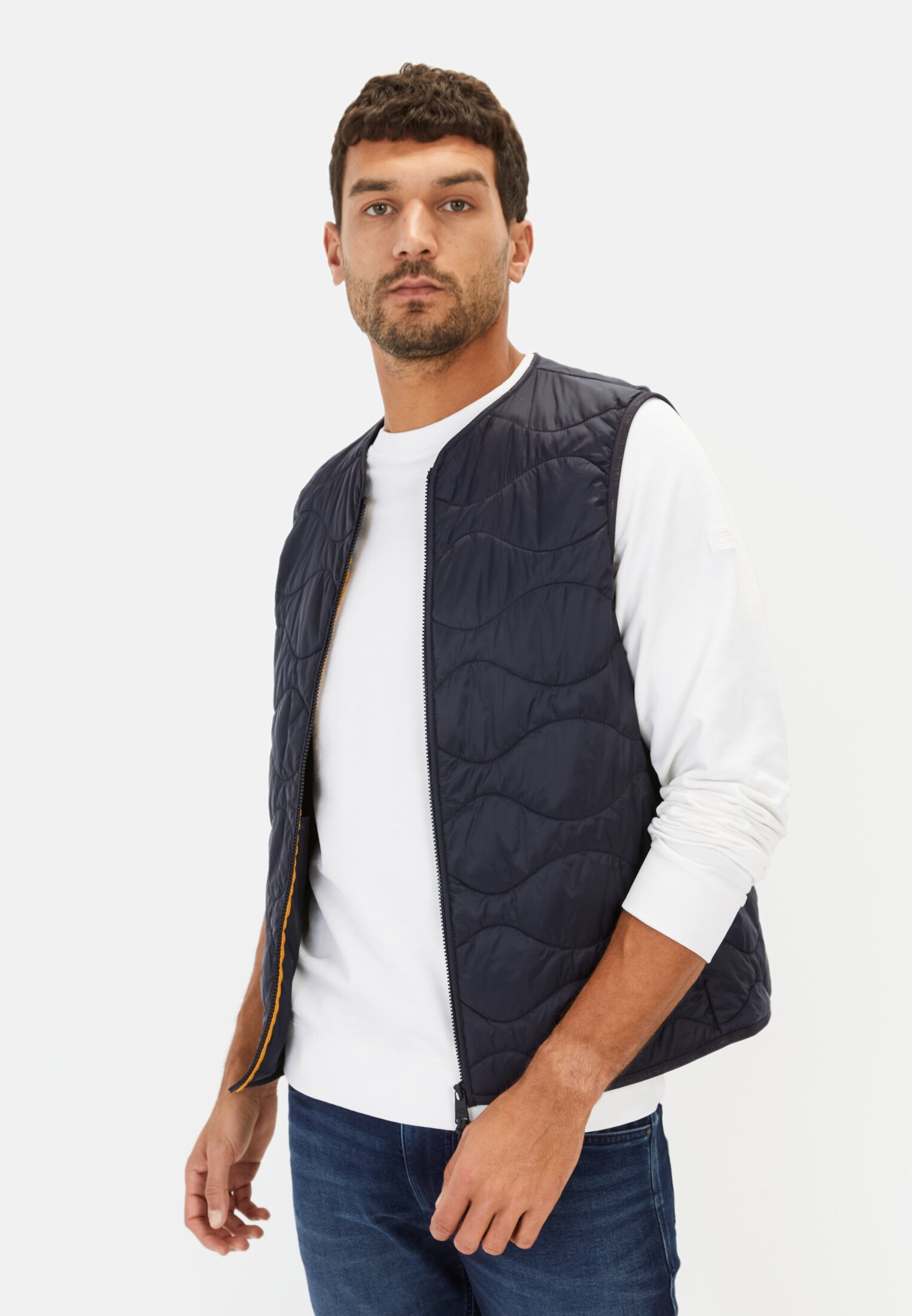 Heren Outdoor Vest gemaakt van gerecycled polyamide Navy gedragen voor