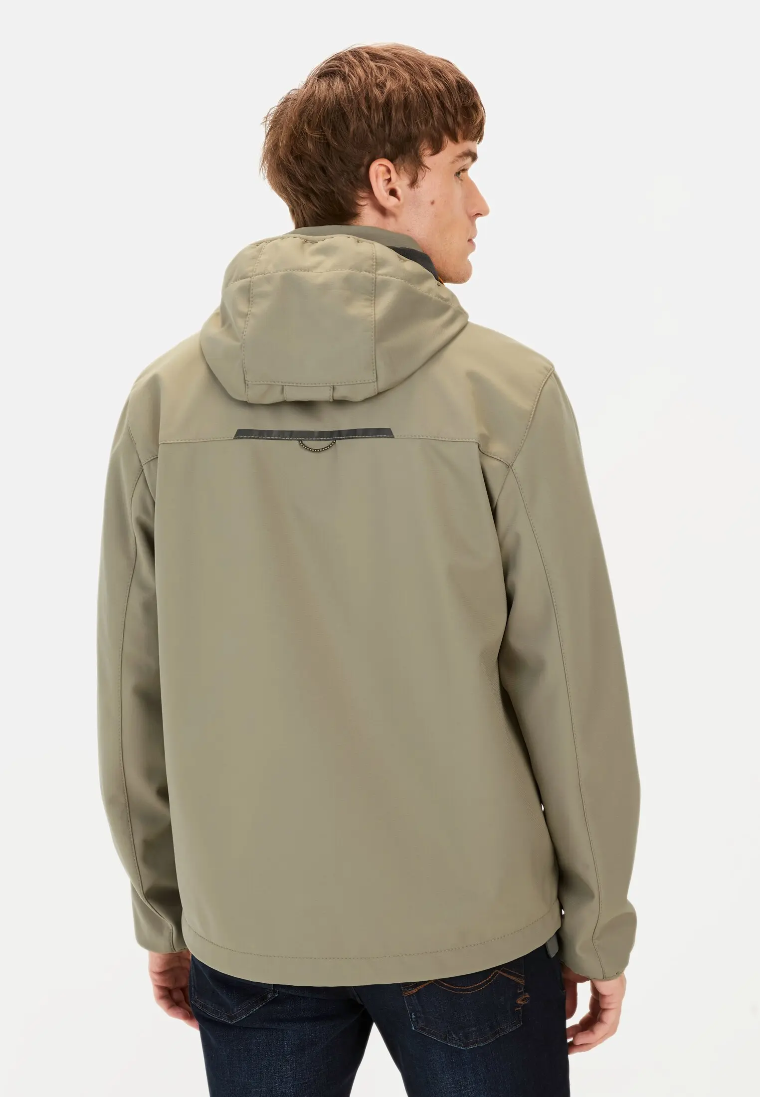 Herren Softshell Jacke aus recyceltem Polyester Grün getragen hinten