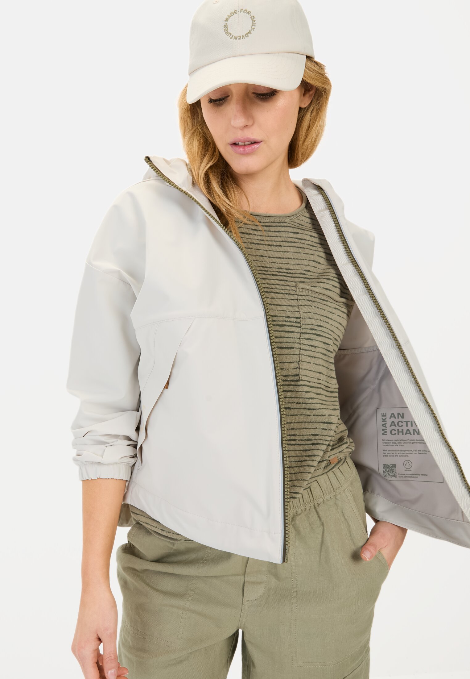 Damen Windbreaker aus recyceltem Polyester Perlweiß getragen emotional