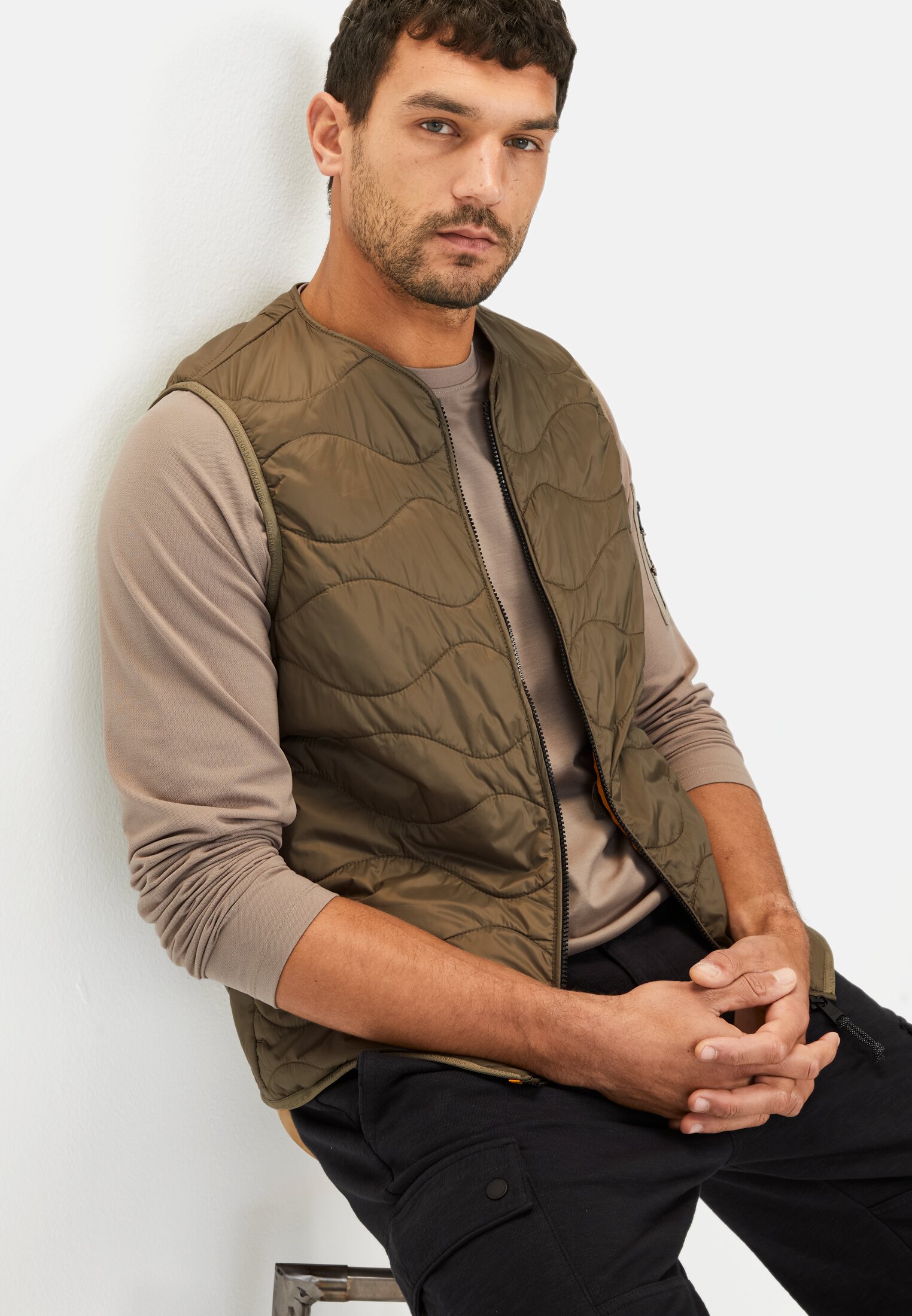 Men Outdoor vest made from recycled polyamide Khaki worn emotional