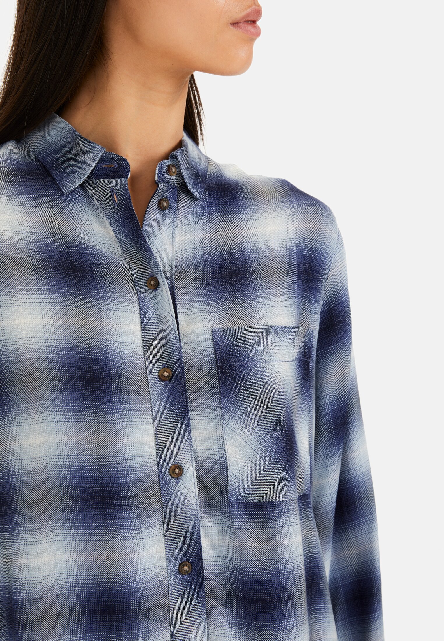 Women Checked blouse made of pure viscose Blue Check worn detail close