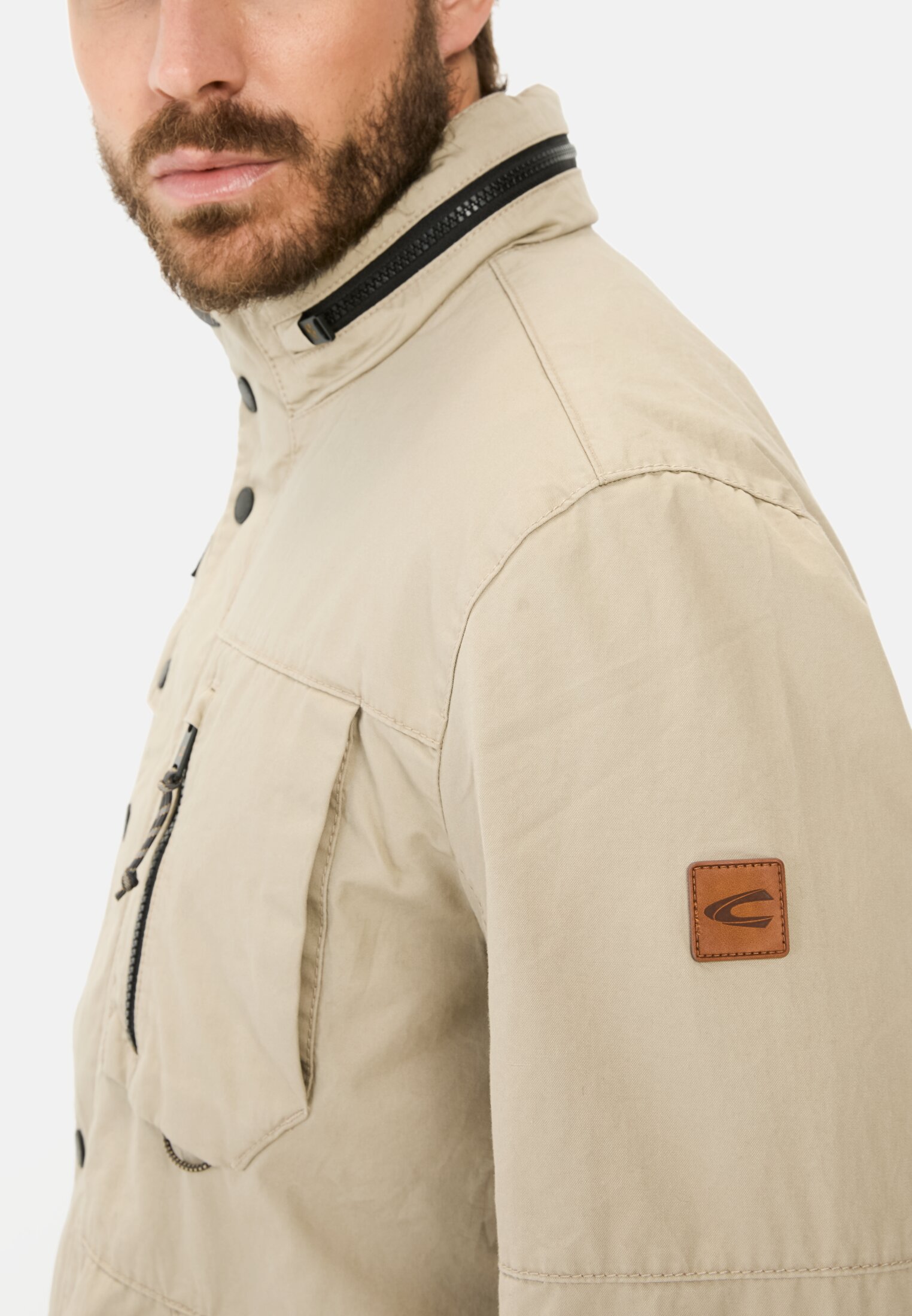 Herren Blouson im Fieldjacket-Stil Beige getragen detailliert nah