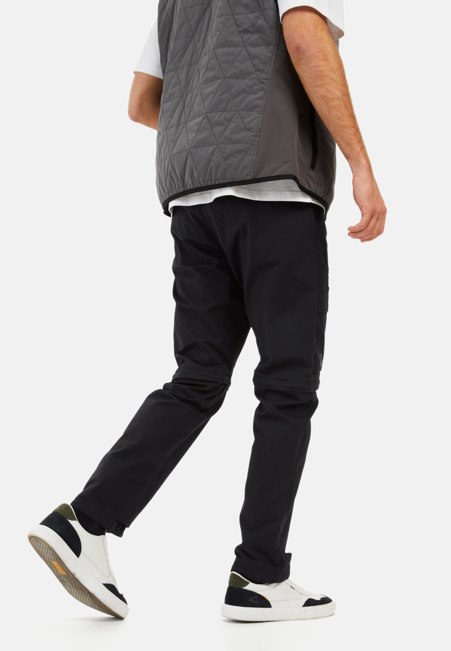 Herren Zip-Off Cargohose im Relaxed Fit Dunkelblau getragen emotional