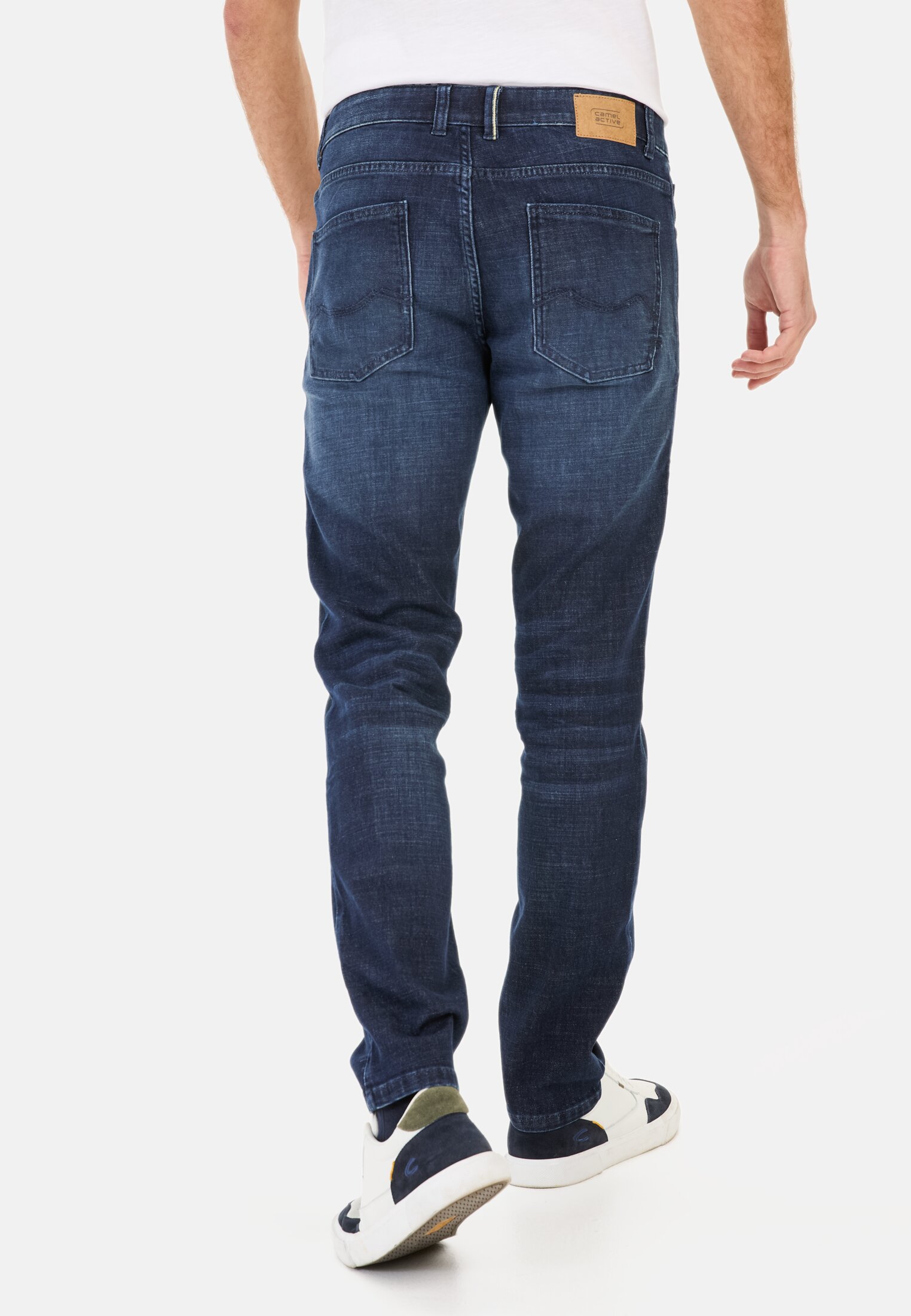 Herren Regular Fit fleXXXactive® Cooling Jeans Blau getragen hinten