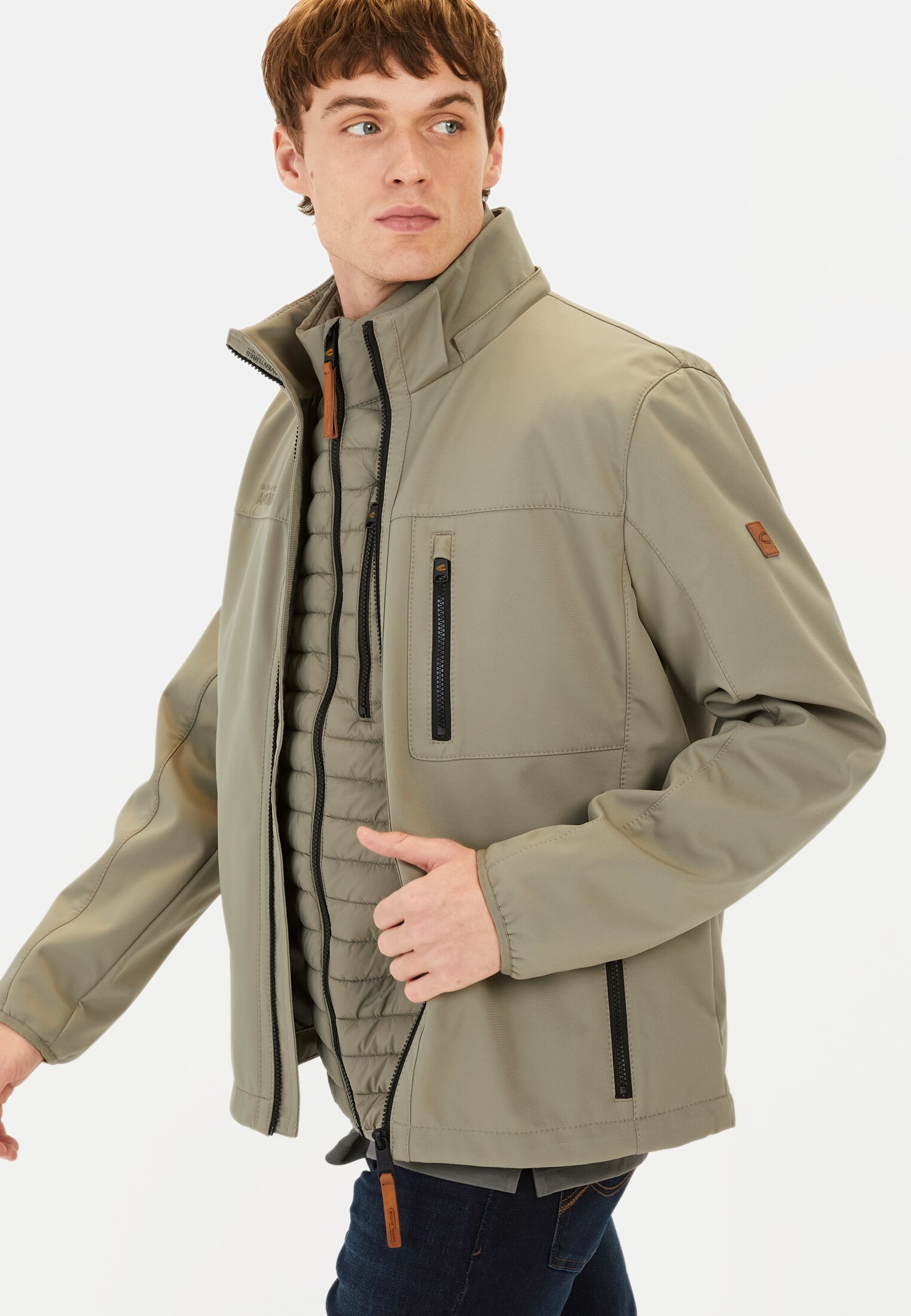 Herren Softshell Jacke aus recyceltem Polyester Grün getragen emotional