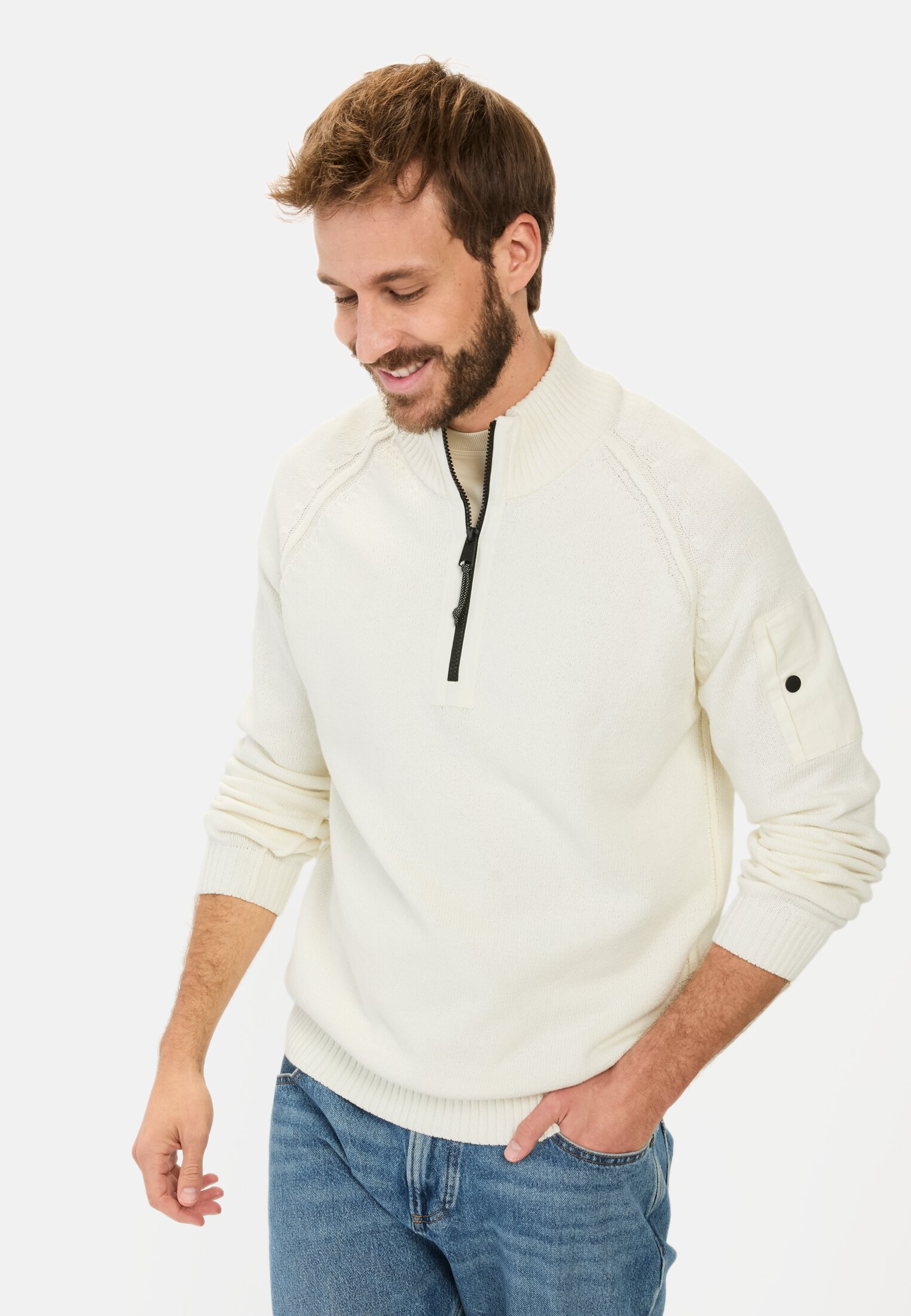 Herren Troyer Pullover aus einem Baumwollmix Beige getragen vorn