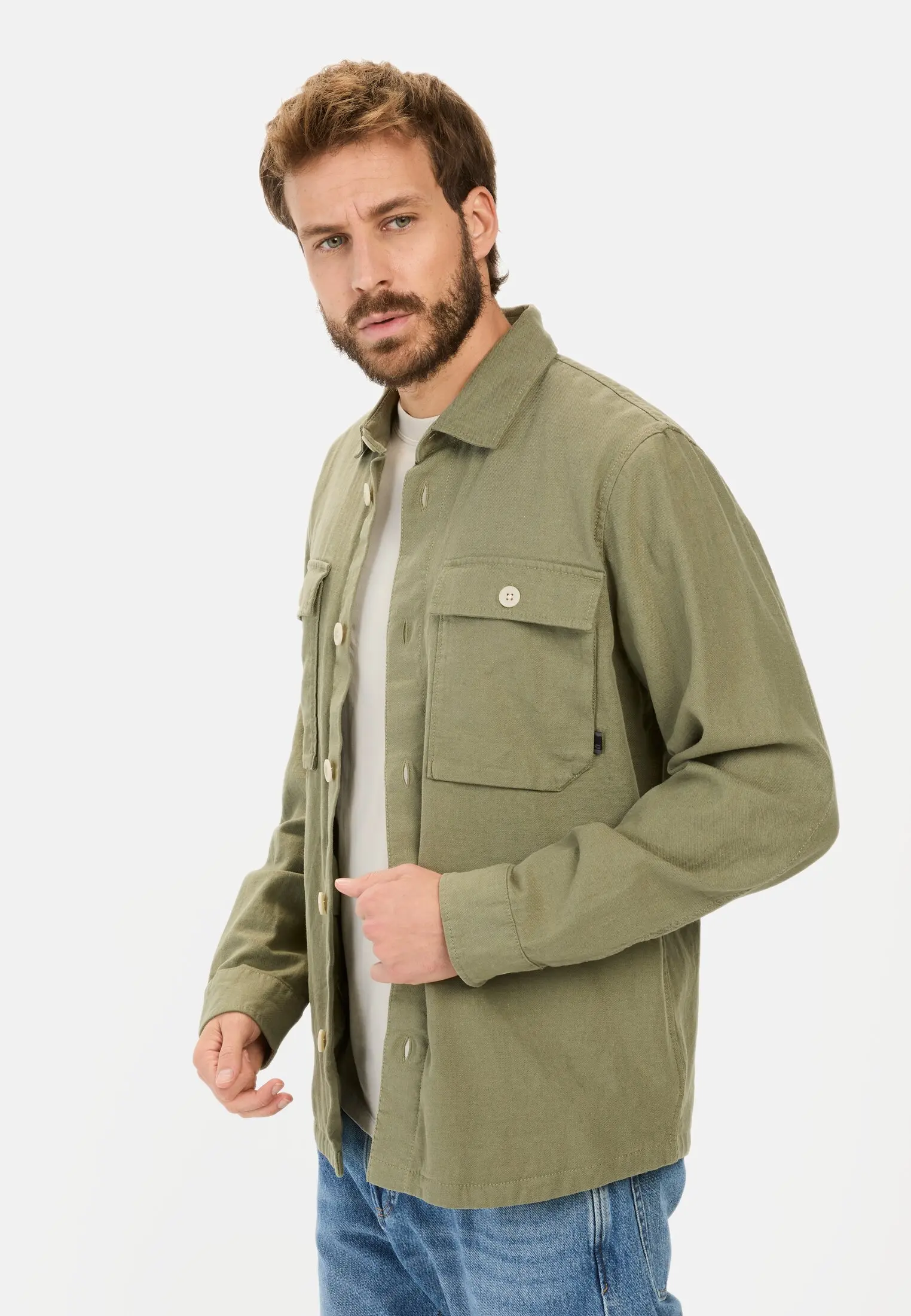 Herren Overshirt aus Leinen-Baumwoll-Mix Dunkelgrün getragen vorn