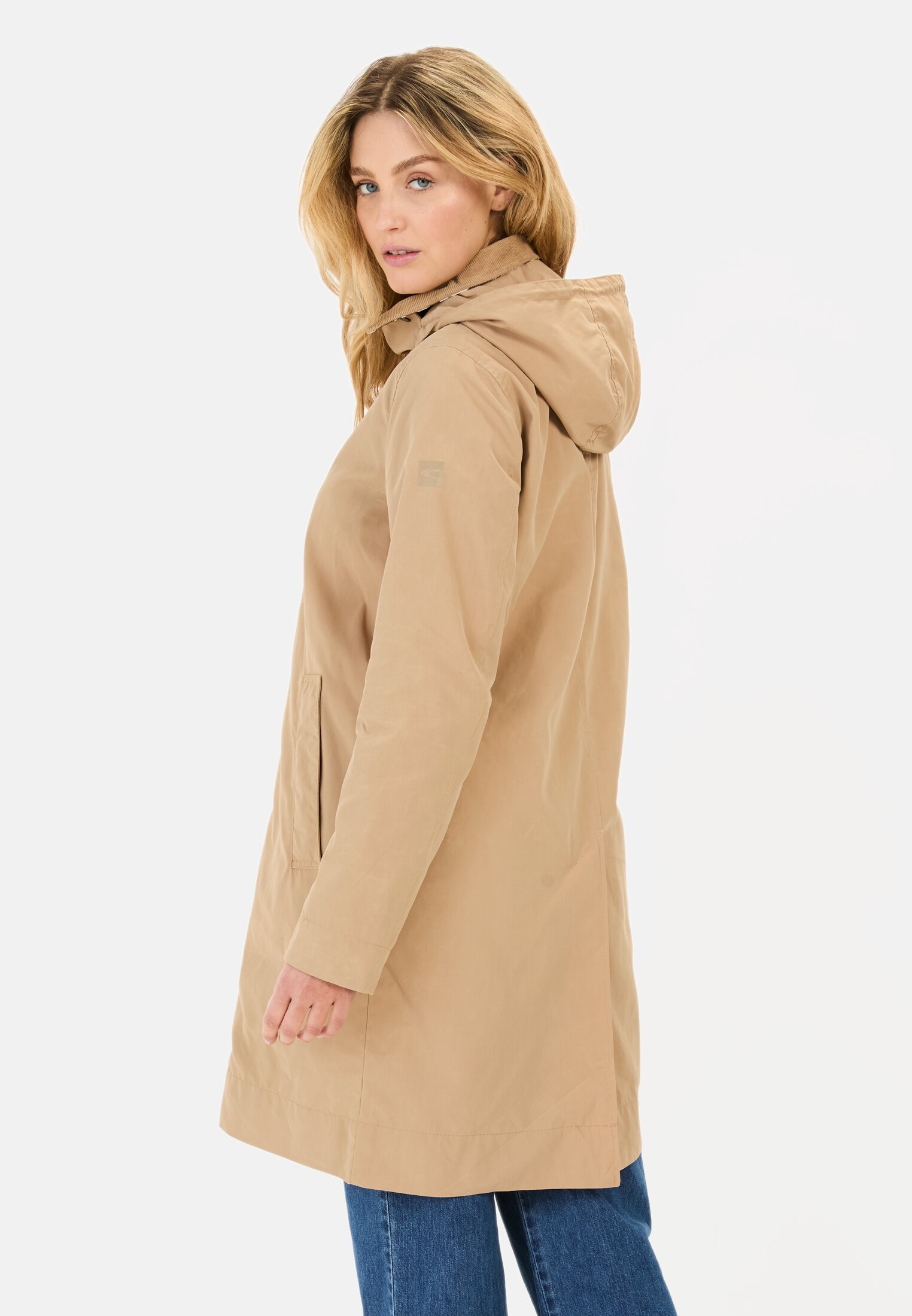 Damen Trenchcoat aus gewachster Baumwolle Caramell getragen hinten