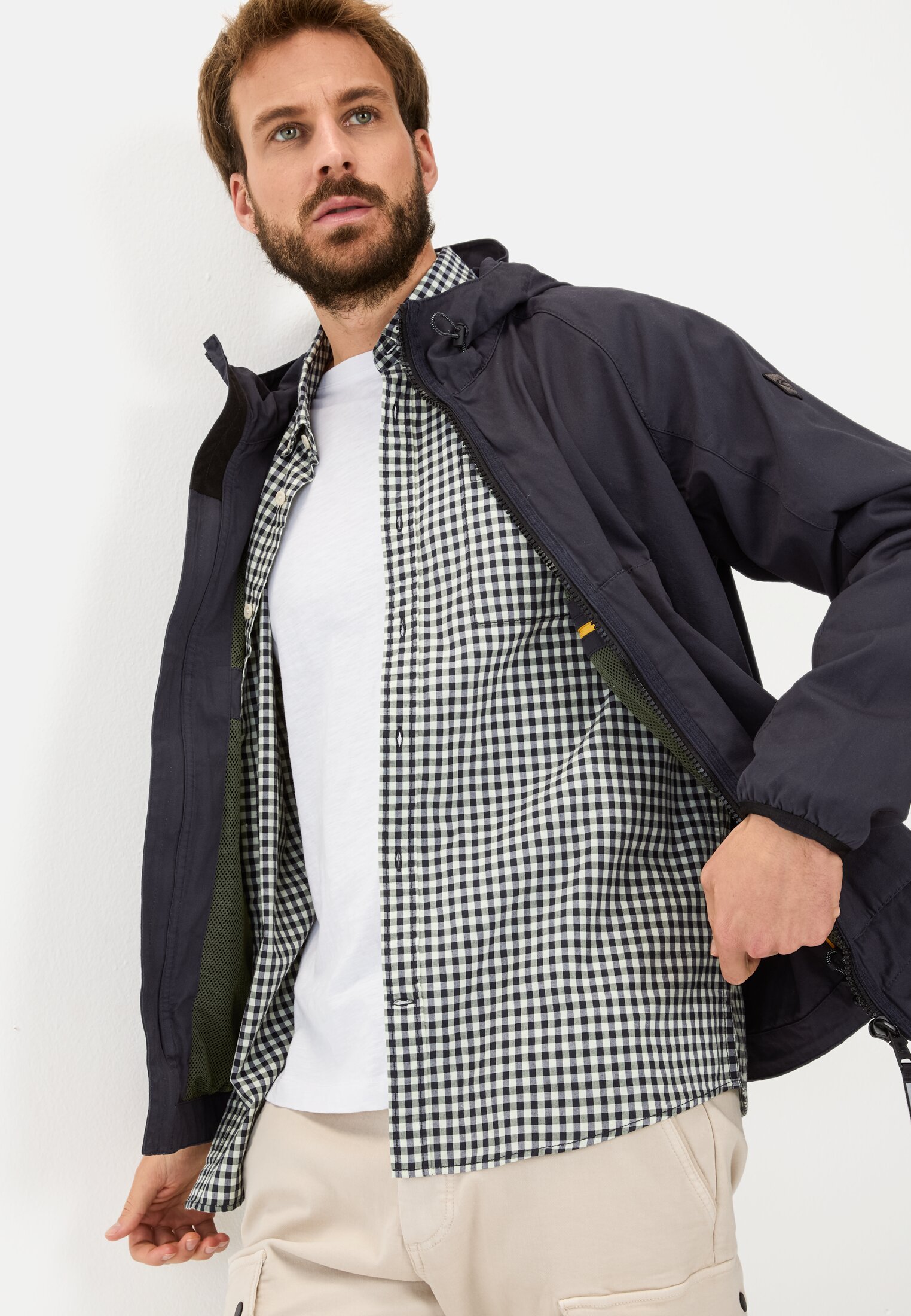 Herren Blouson mit reflektierenden Details Dunkelblau getragen emotional