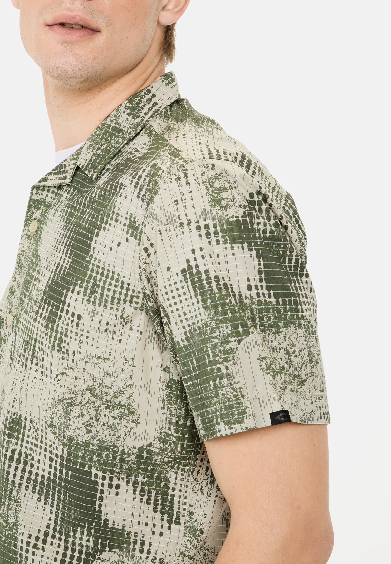 Men Short sleeve shirt made of cotton Khaki worn detail close