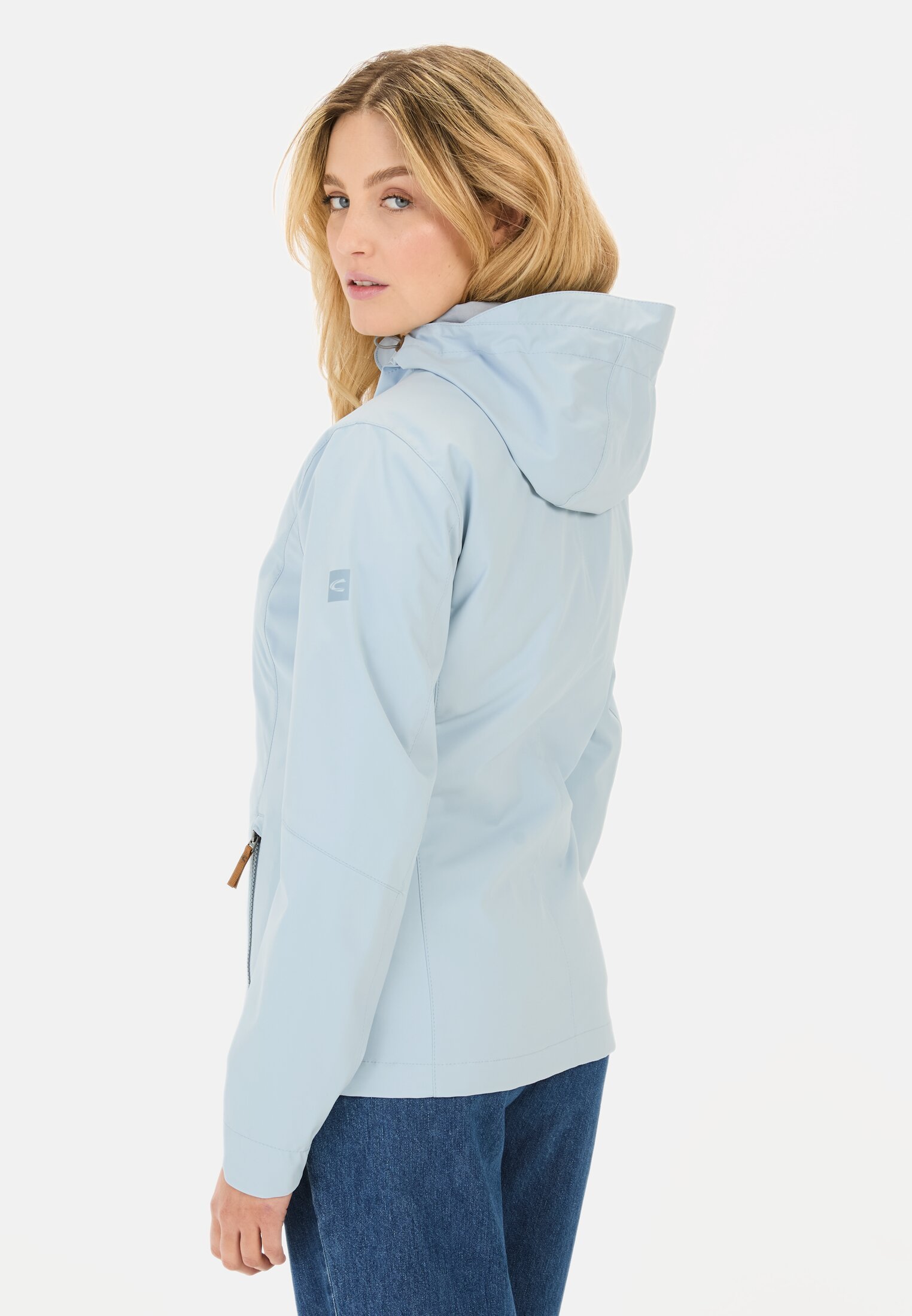 Damen Softshell Jacke aus recyceltem Polyester Hellblau getragen hinten