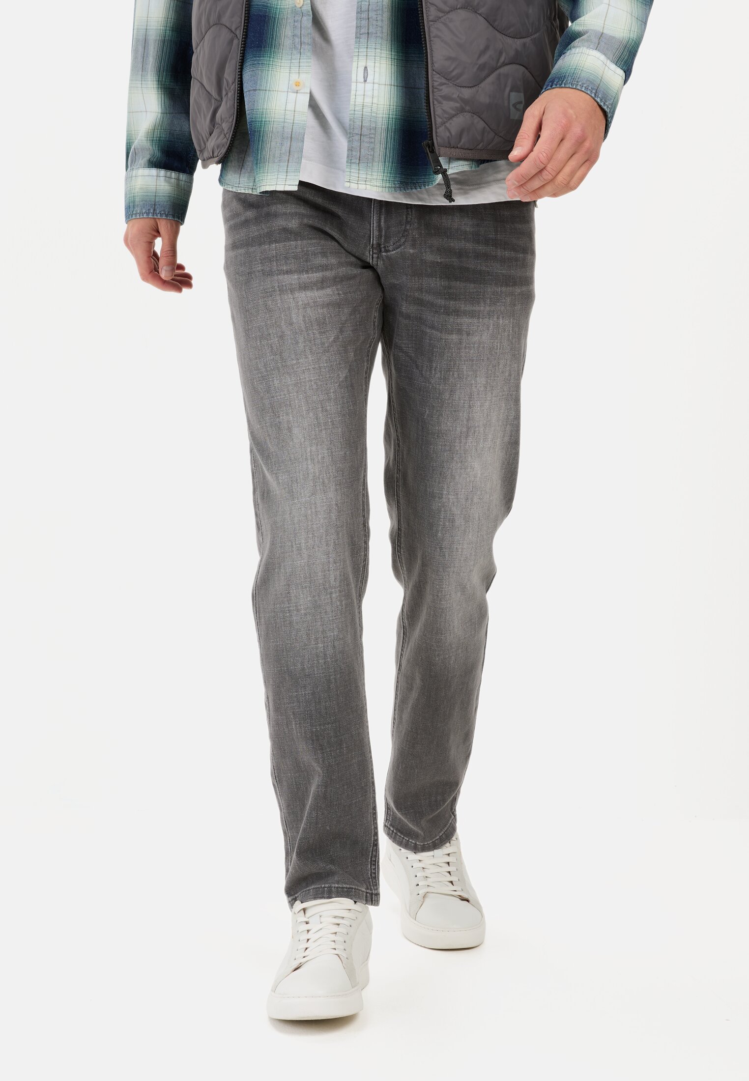 Heren Regular fit fleXXXactive® cooling jeans Grijs gedragen voor