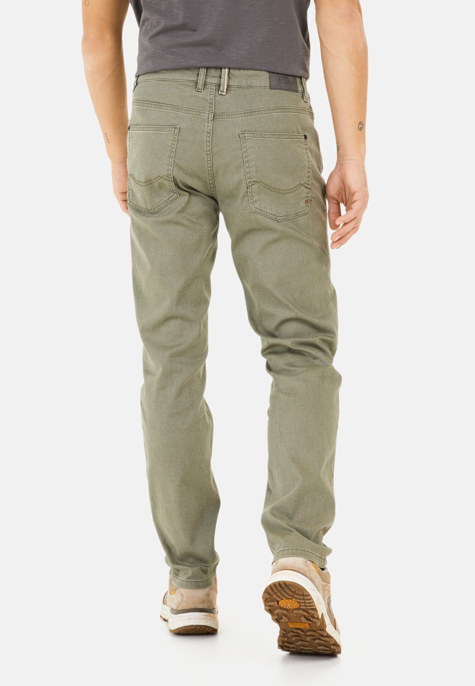 Heren Regular Fit 5-pocket broek Groen gedragen achter