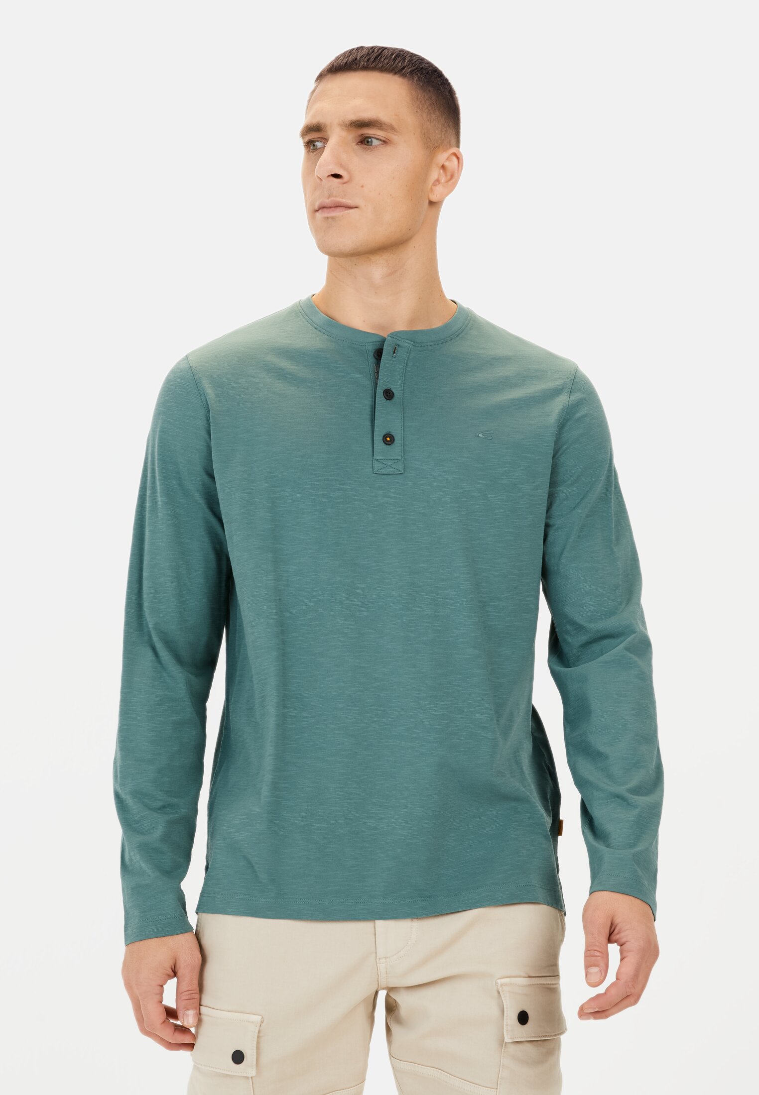 Herren Langarm Henley aus Organic Cotton Meereskiefer getragen vorn