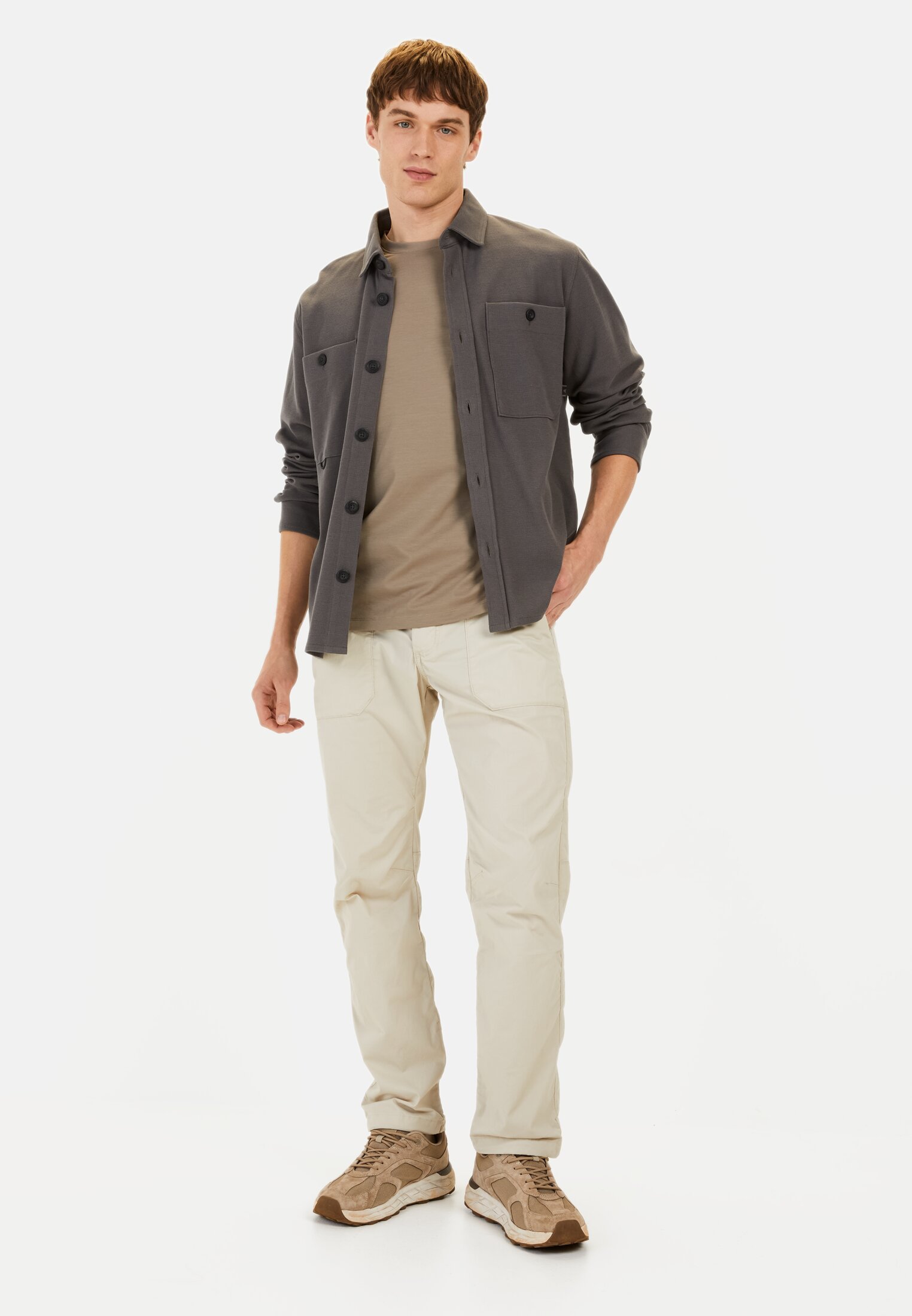 Herren Leichte Chino im Relaxed Fit Beige getragen vorne Ganzkörper