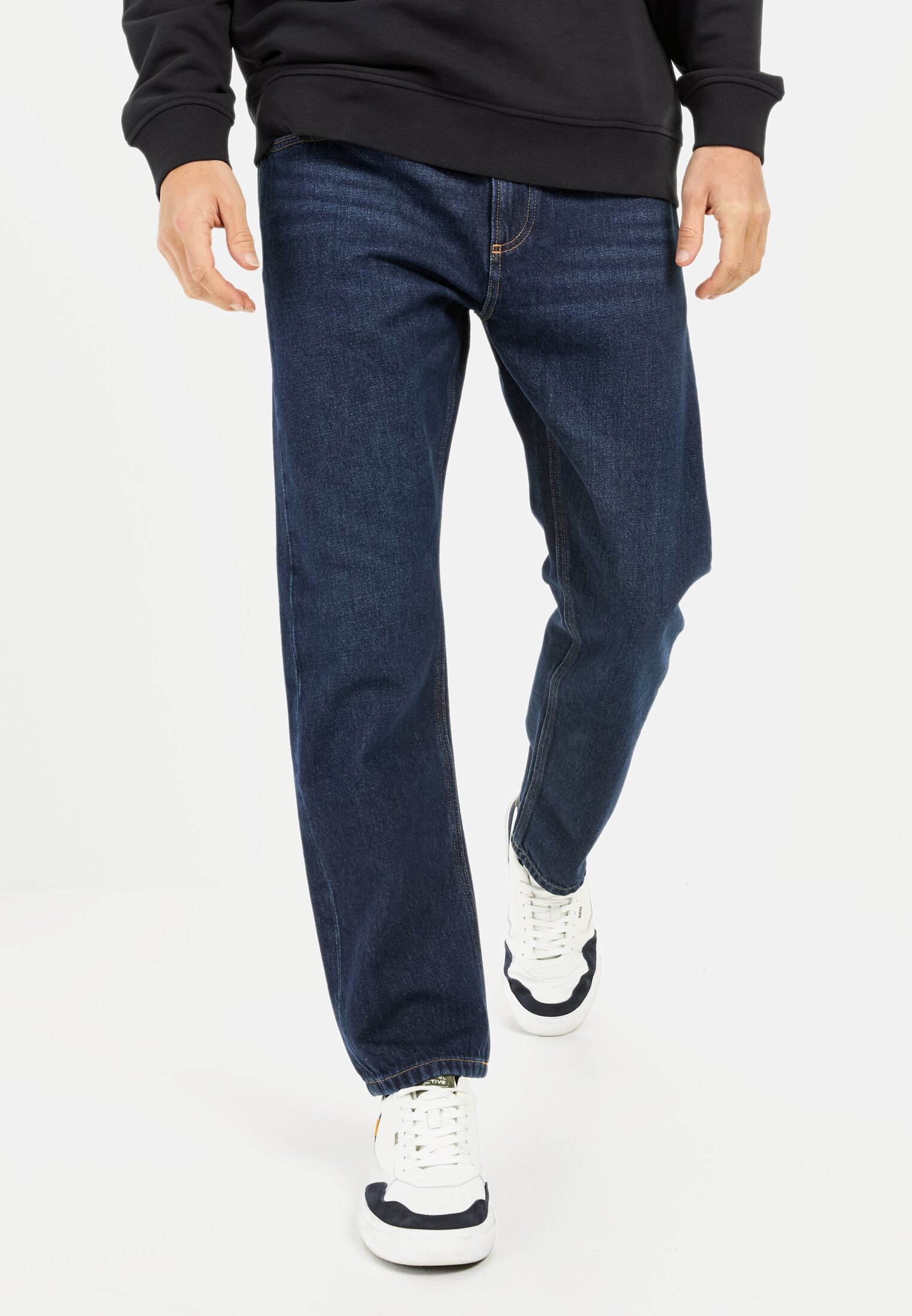 Herren Loose Fit 5-Pocket Denim Dunkelblau getragen vorn