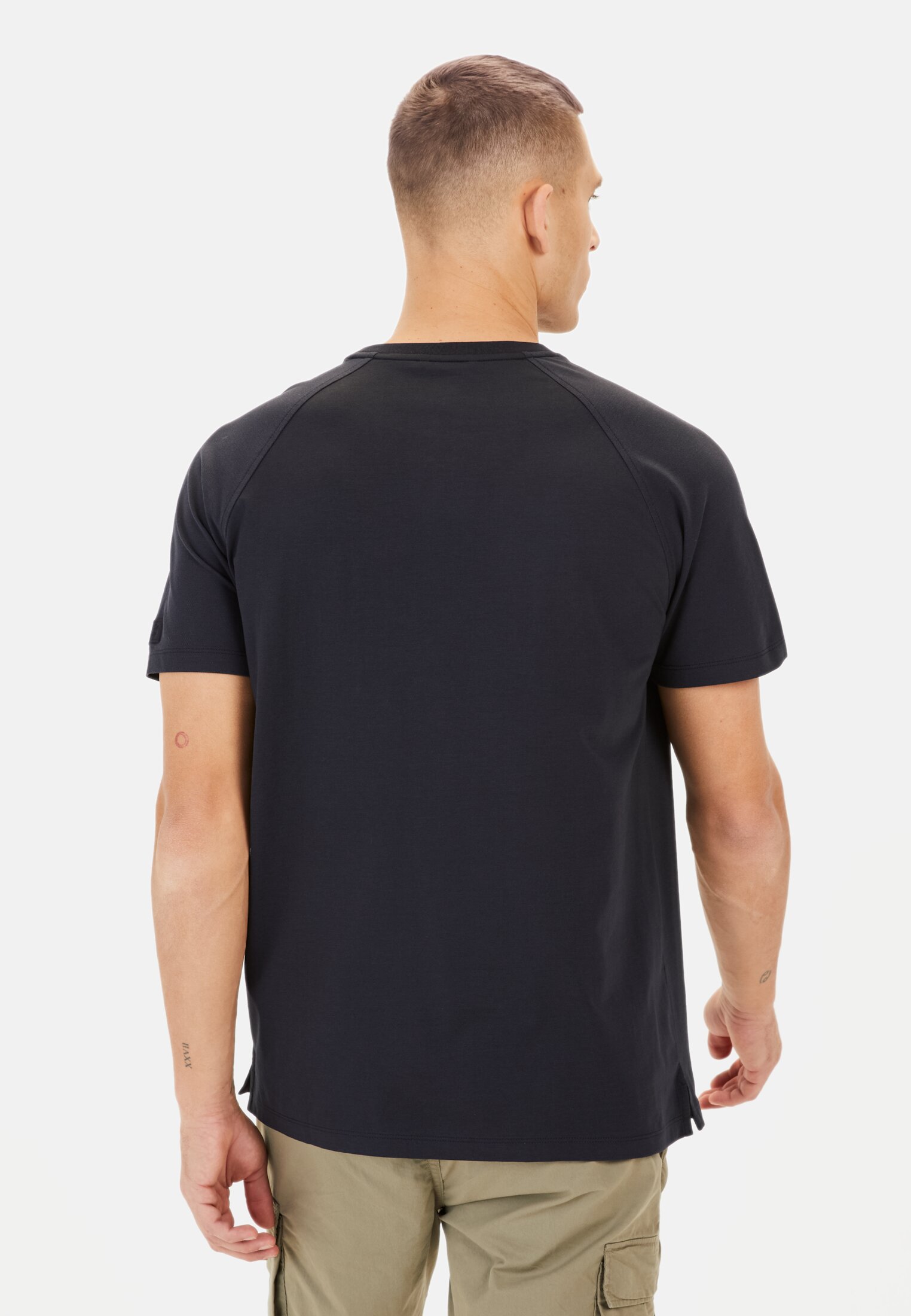 Men T-shirt with cooling effect Dark Blue worn back