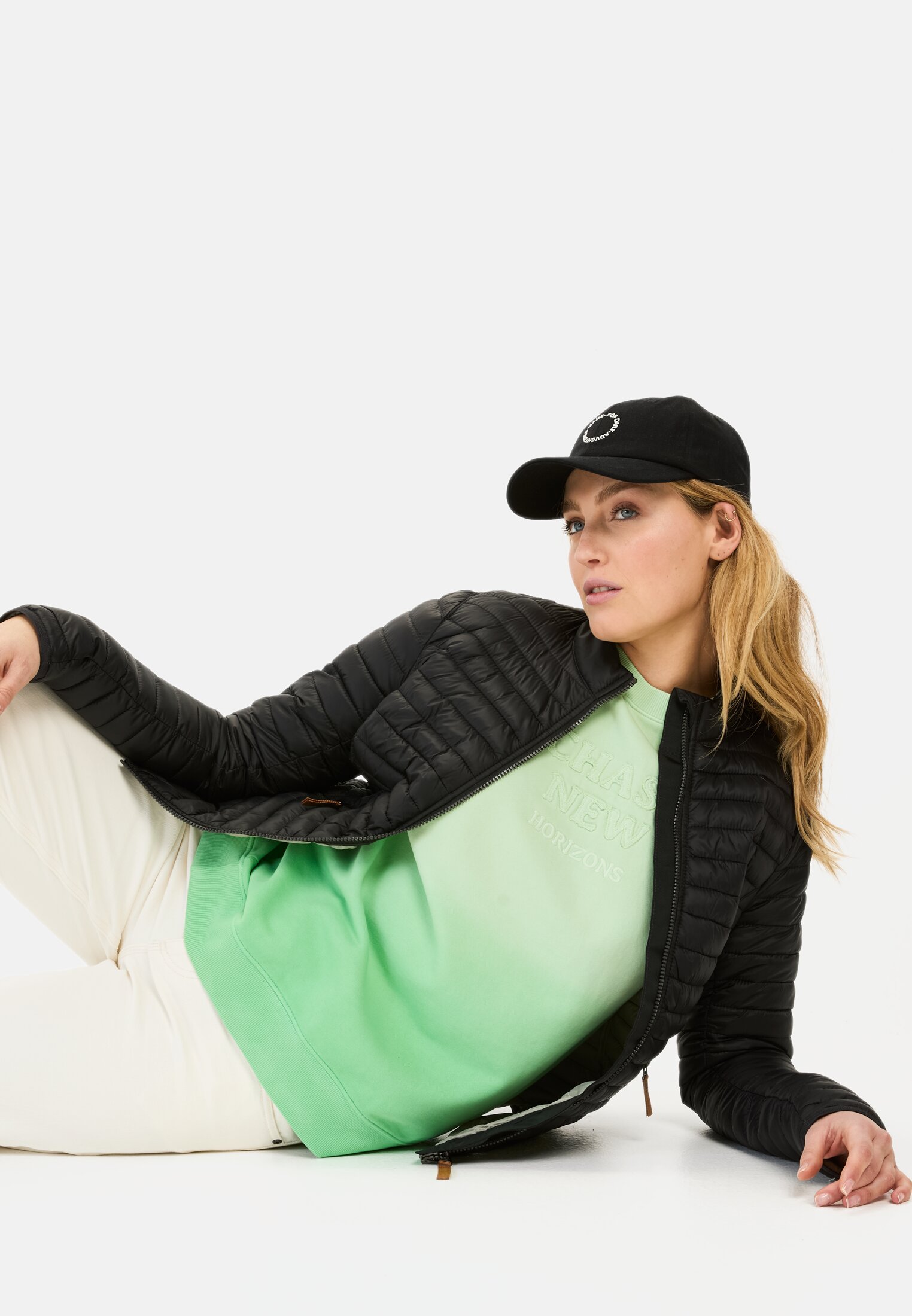 Damen Leichte Steppjacke aus recyceltem Polyamid Schwarz getragen emotional