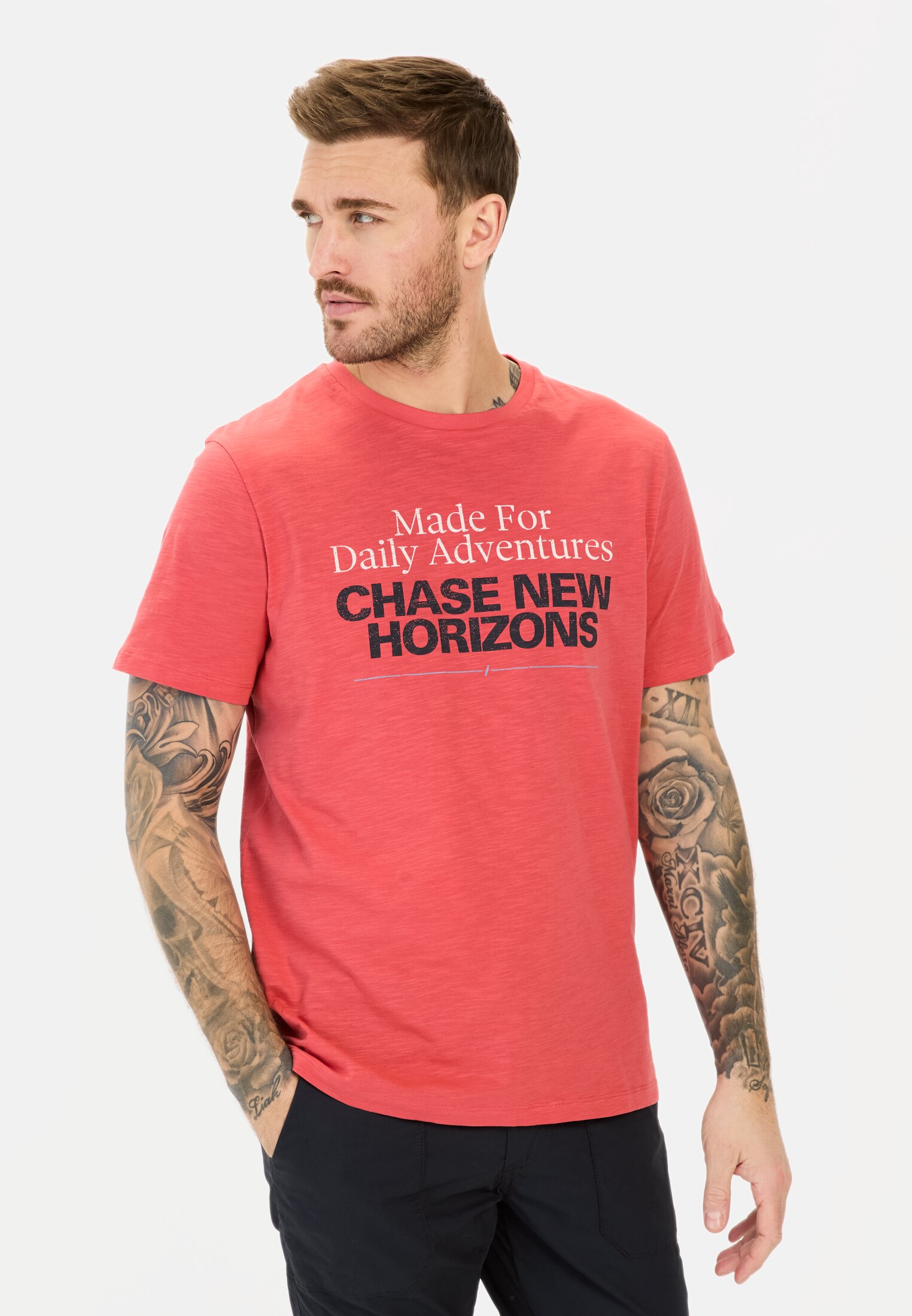 Herren T-Shirt mit Print aus Organic Cotton Sonnenausgeblichenes Rot getragen vorn