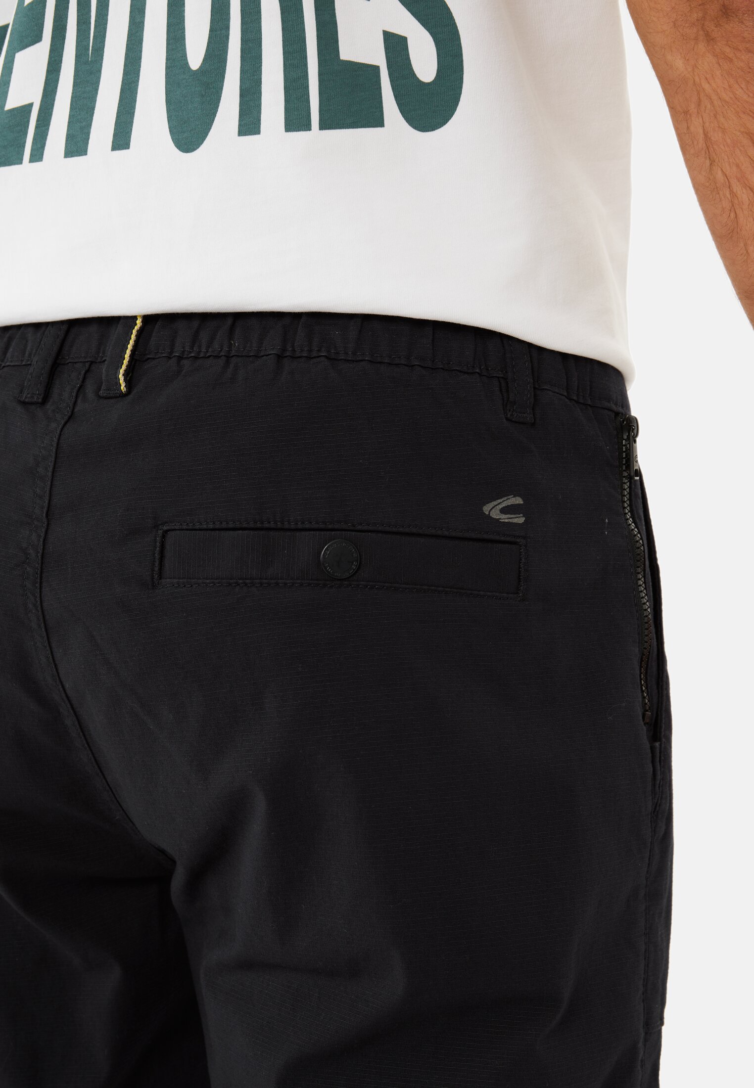 Herren Zip-Off Cargohose im Relaxed Fit Dunkelblau getragen detailliert nah