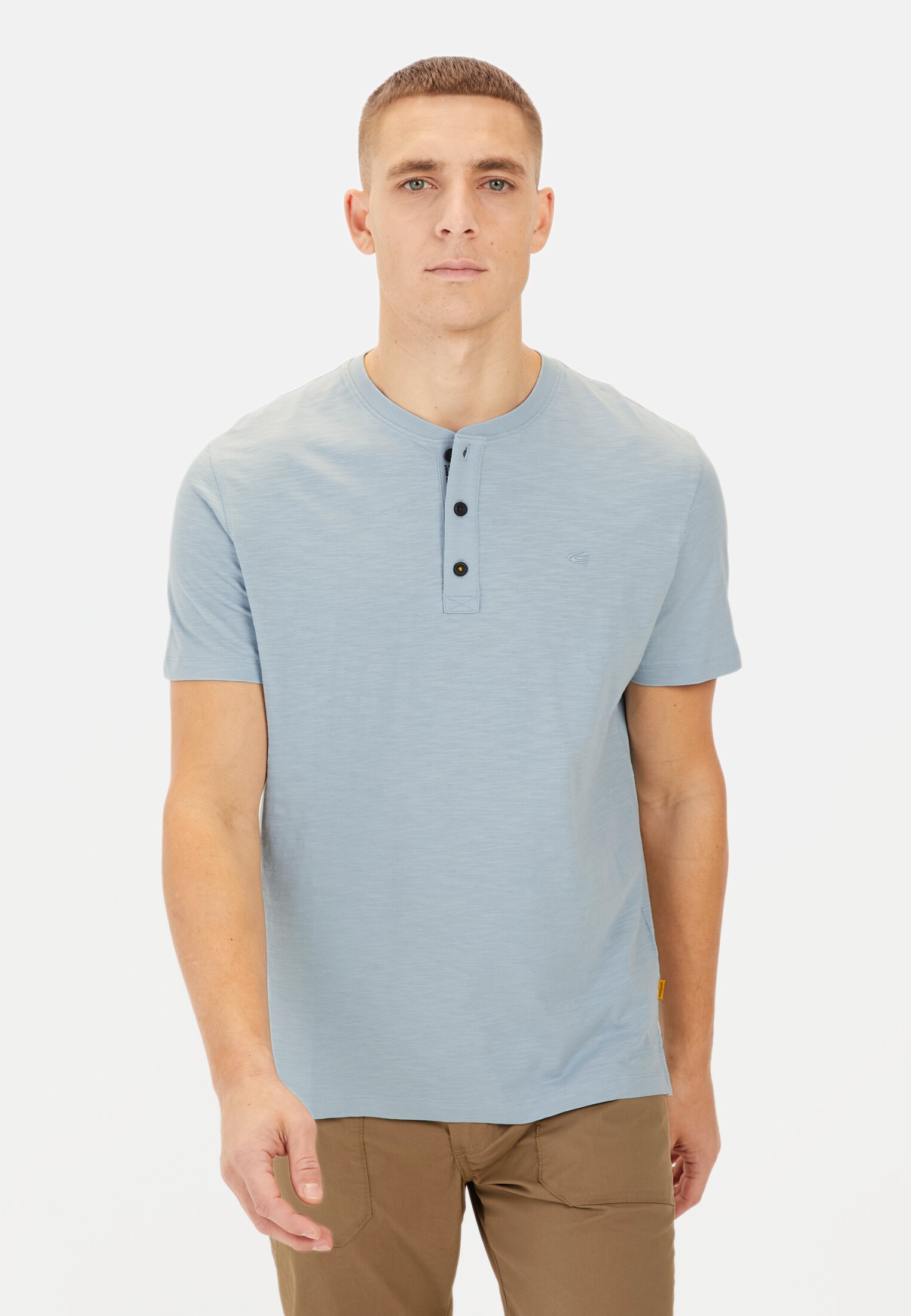 Herren Kurzarm Henley aus Organic Cotton Blau getragen vorn