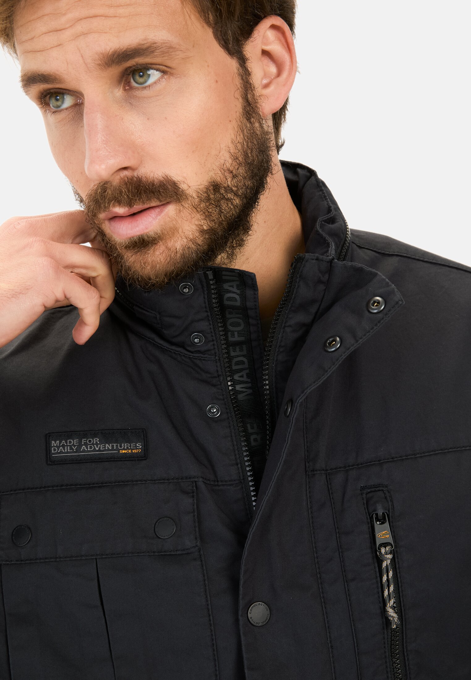 Herren Blouson im Fieldjacket-Stil Dunkelblau getragen detailliert nah