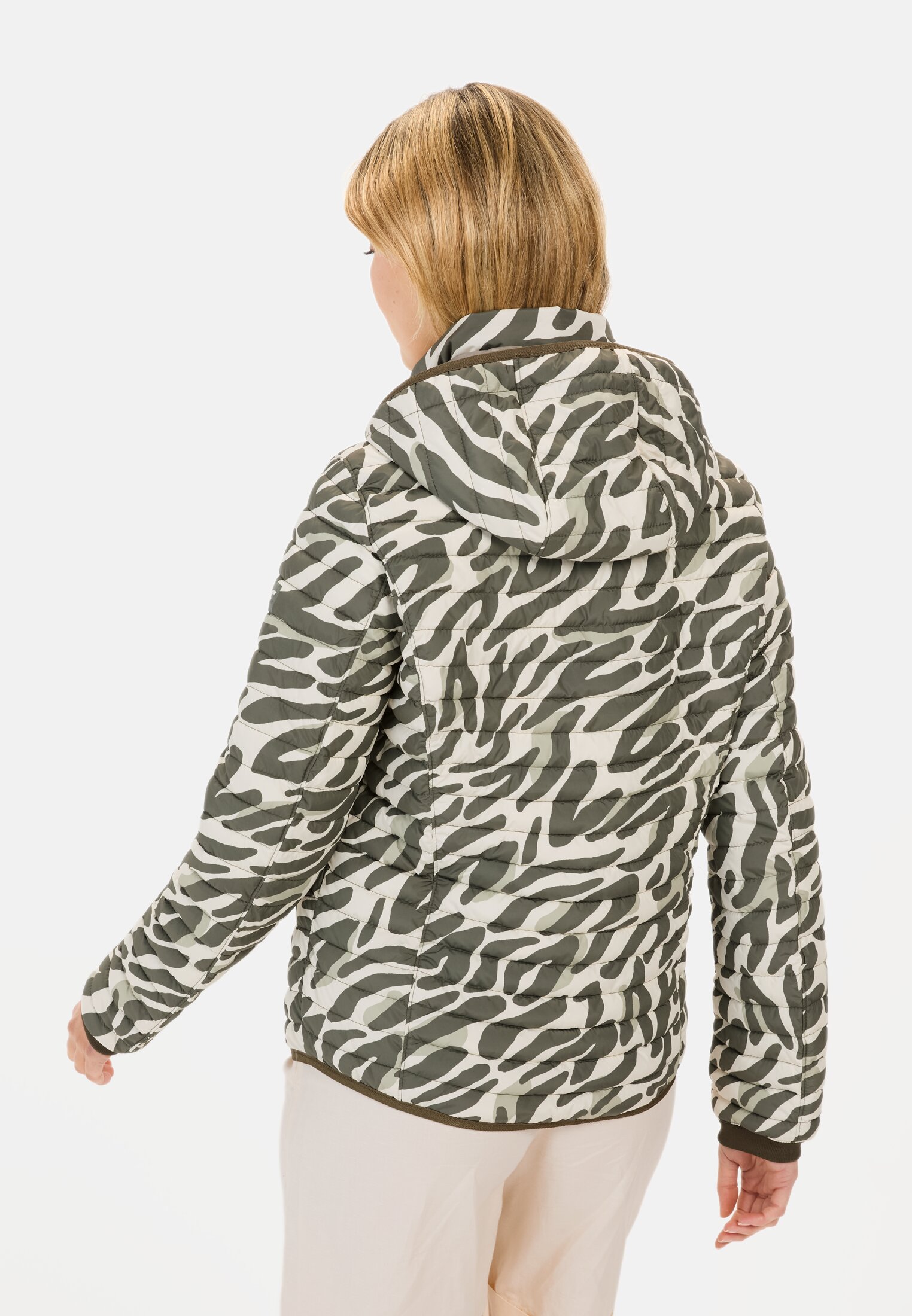 Vrouwen Gewatteerde blouson met animal print Groen-Wit gedragen achter