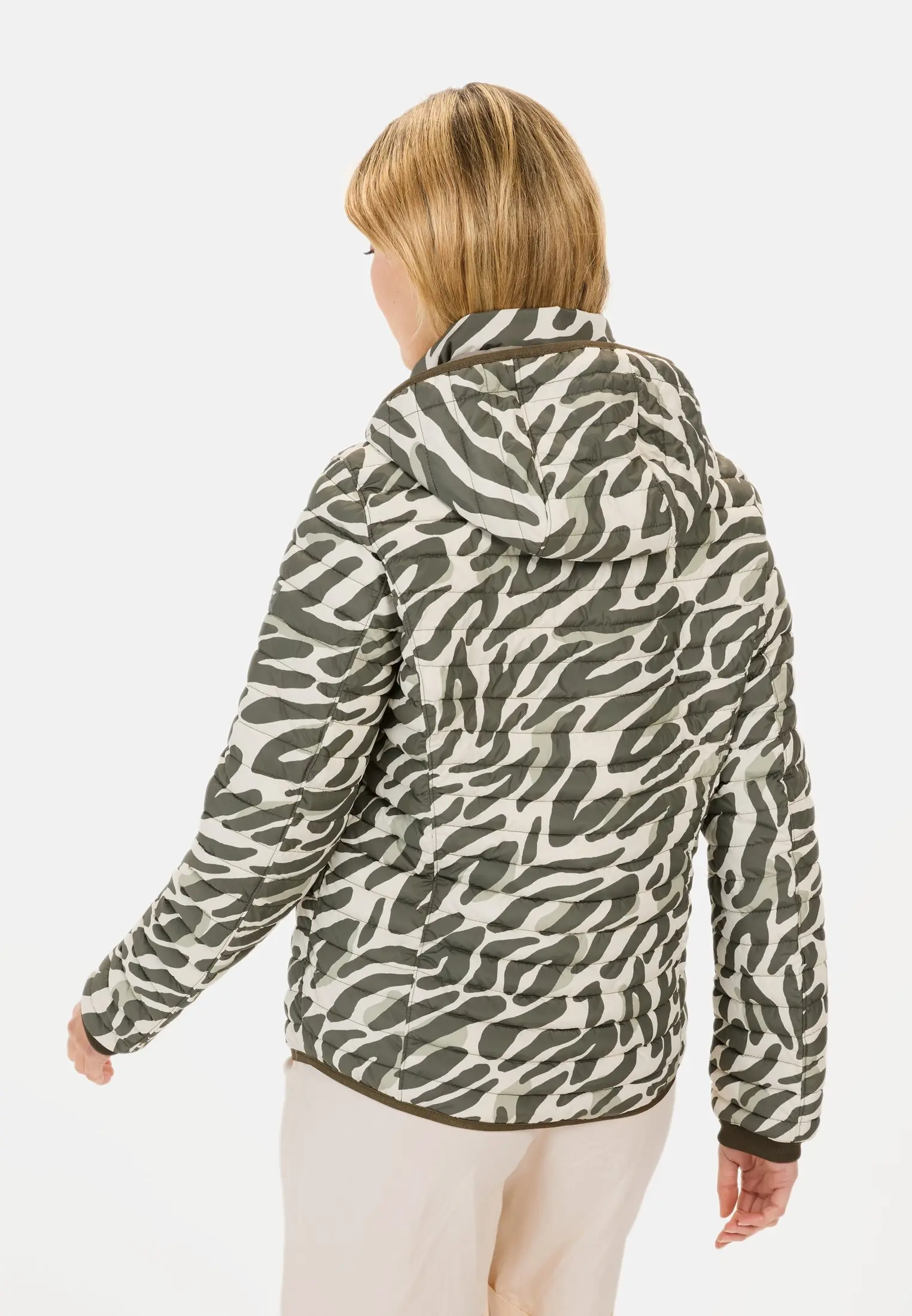 Vrouwen Gewatteerde blouson met animal print Groen-Wit gedragen achter