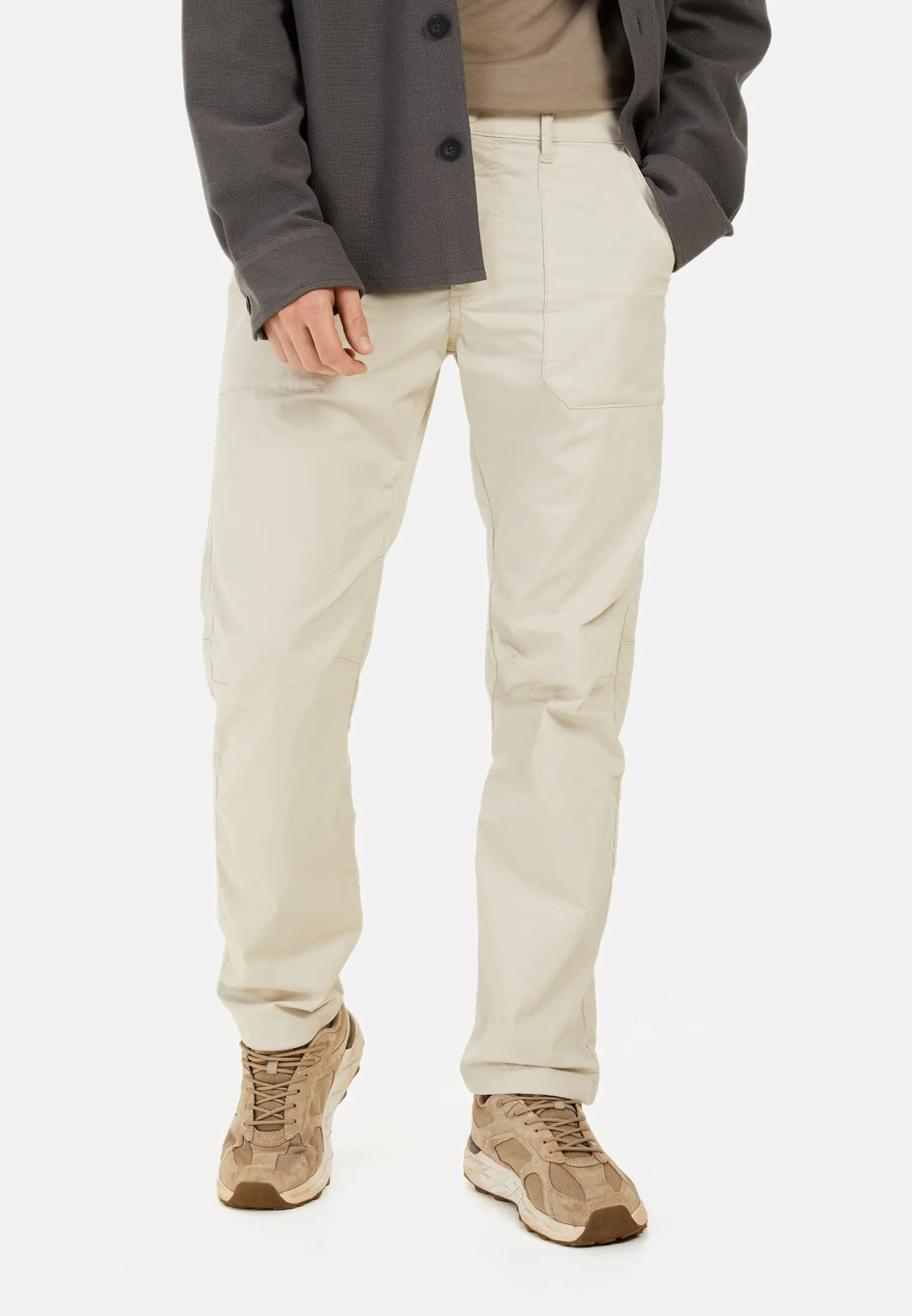 Herren Leichte Chino im Relaxed Fit Beige getragen vorn