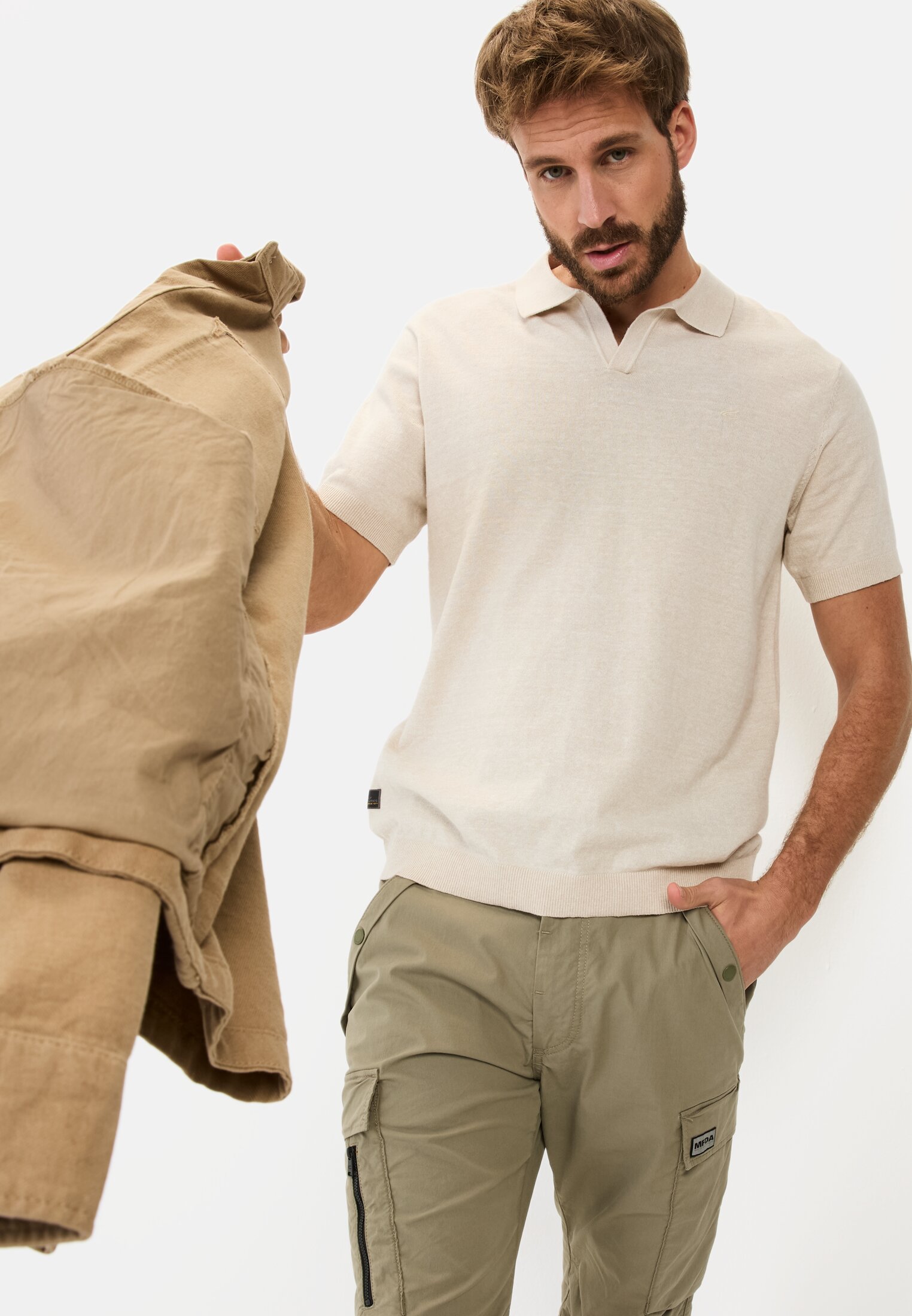 Men Knit polo shirt made from a cotton-linen blend Beige worn emotional