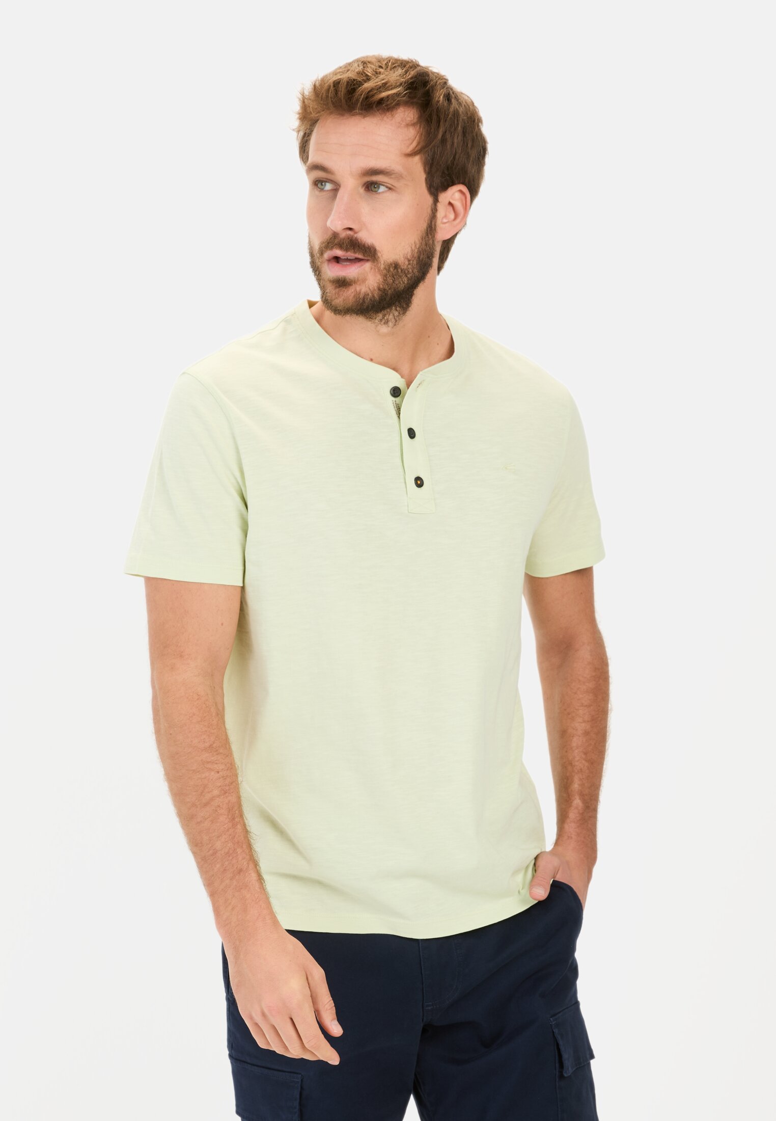 Herren Kurzarm Henley aus Organic Cotton Grün getragen vorn