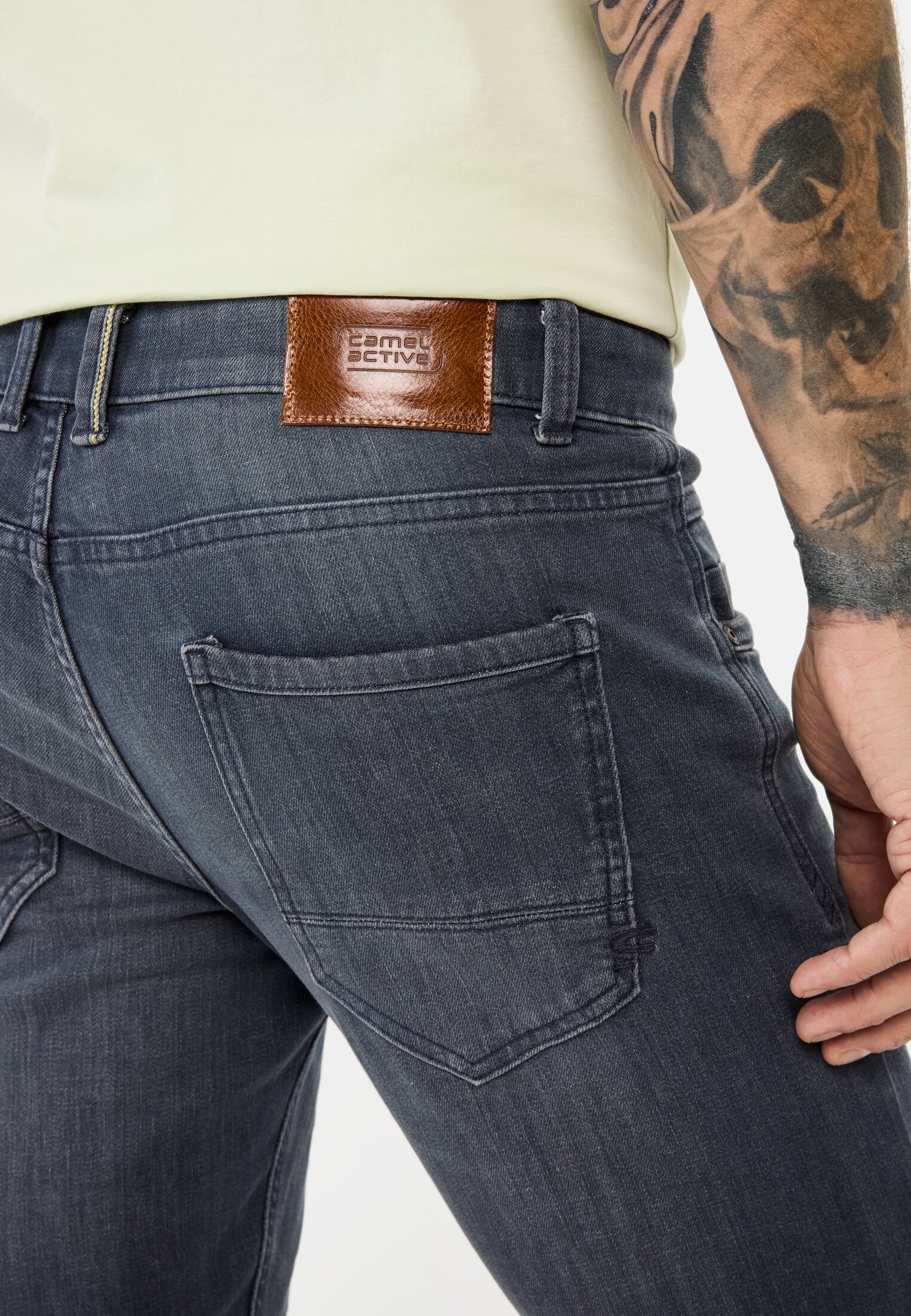 Men fleXXXactive® 5-Pocket slim Ffit denim Blue worn detail close