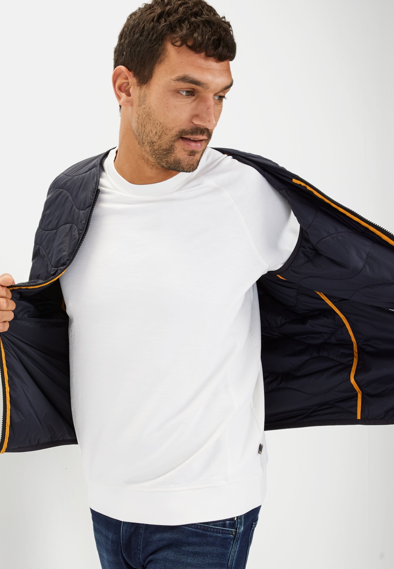 Heren Outdoor Vest gemaakt van gerecycled polyamide Navy gedragen emotional 