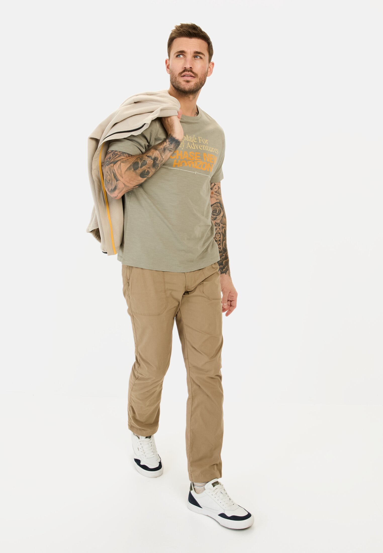 Herren T-Shirt mit Print aus Organic Cotton Khaki getragen vorne Ganzkörper