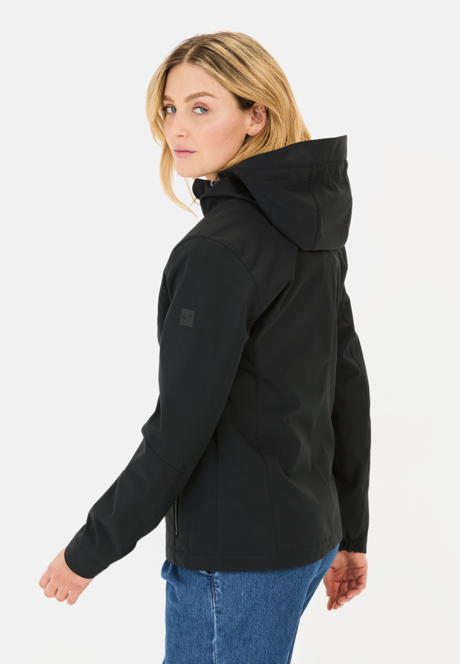 Damen Softshell Jacke aus recyceltem Polyester Schwarz getragen hinten