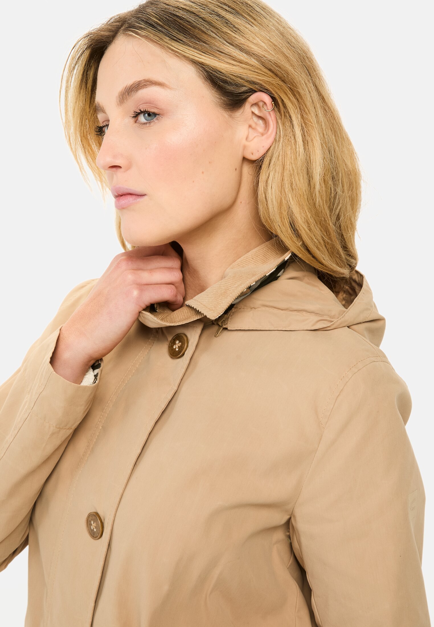 Damen Trenchcoat aus gewachster Baumwolle Caramell getragen detailliert nah