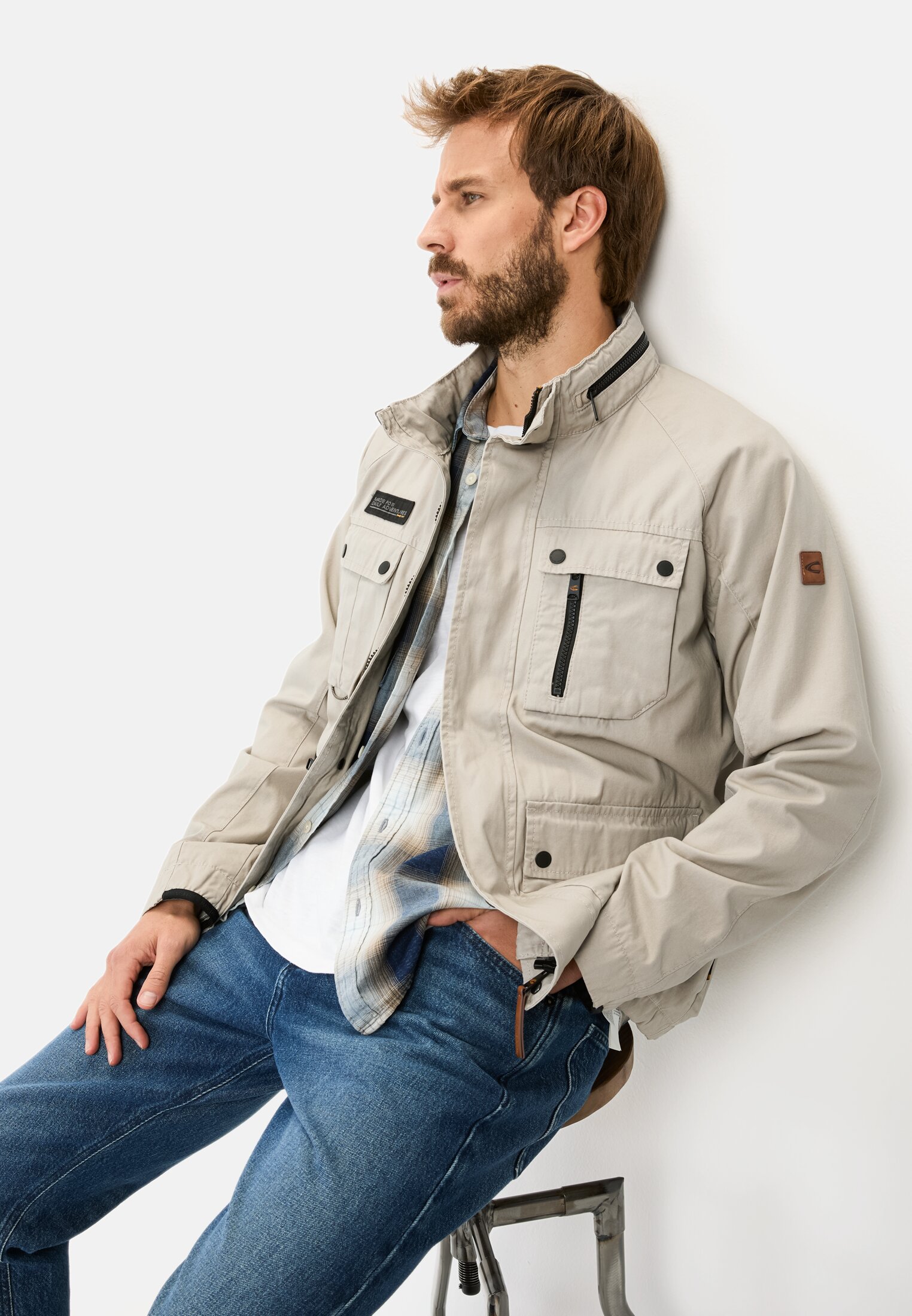 Men Field jacket made of pure cotton Ecru worn emotional