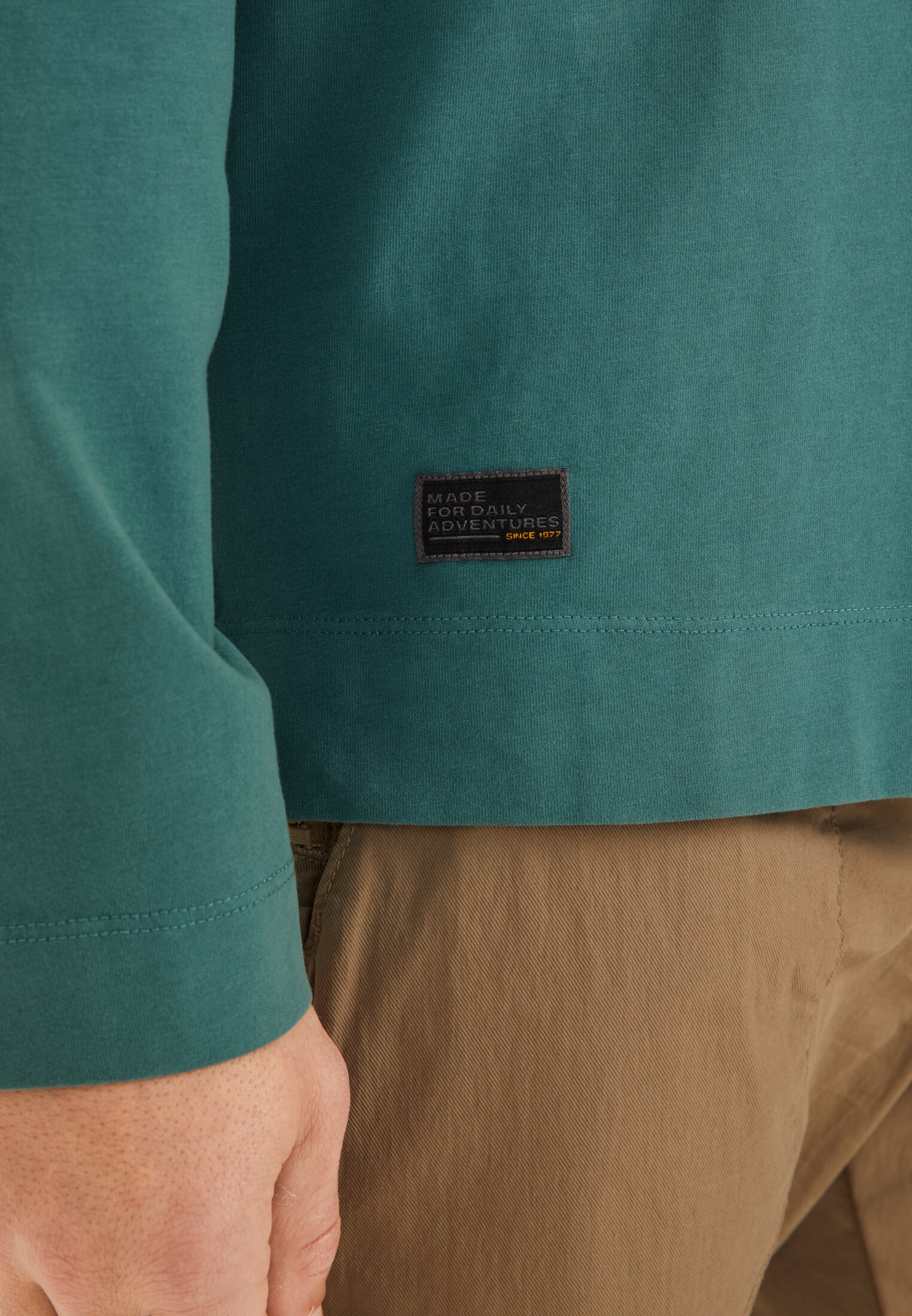 Men Long-sleeved polo shirt made of pure cotton Dark green worn detail close