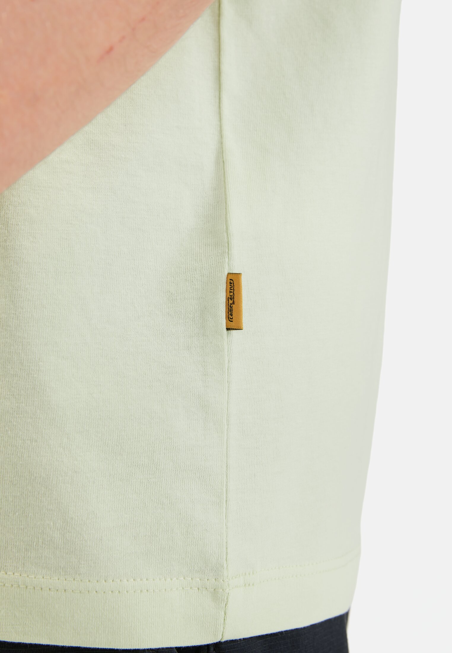 Heren Basic T-shirt made of pure cotton Groen gedragen detail dichtbij  