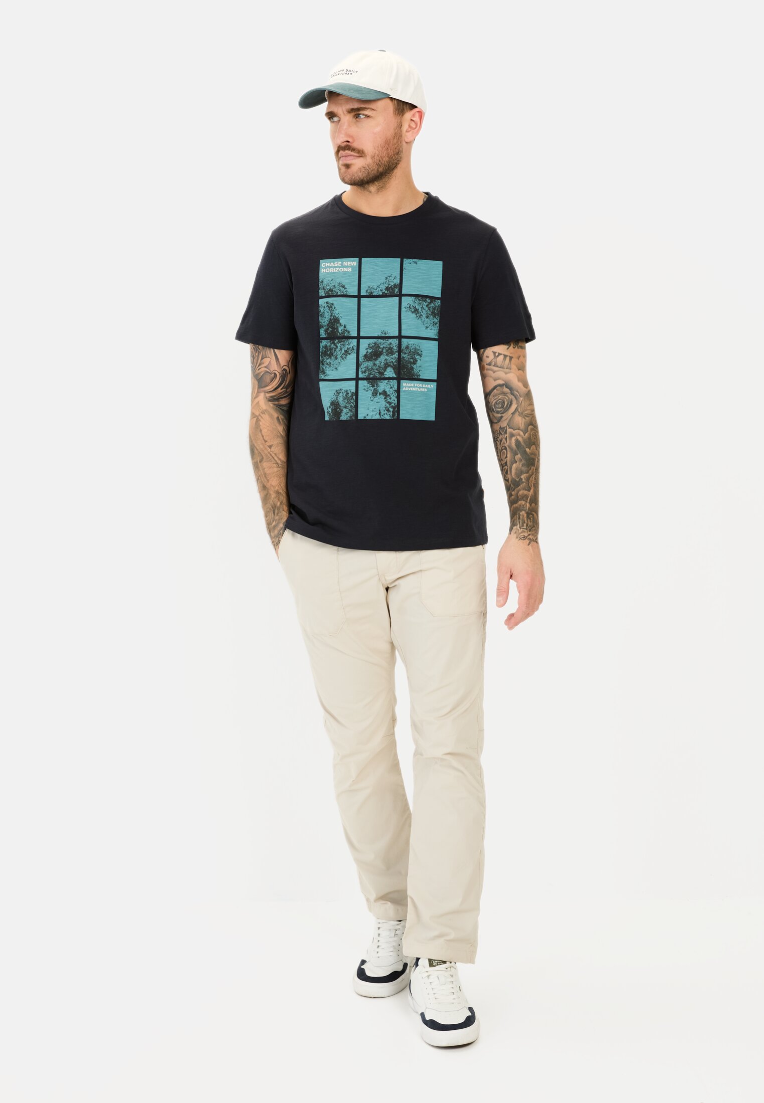 Herren T-Shirt mit Print aus Organic Cotton Dunkelblau getragen vorne Ganzkörper