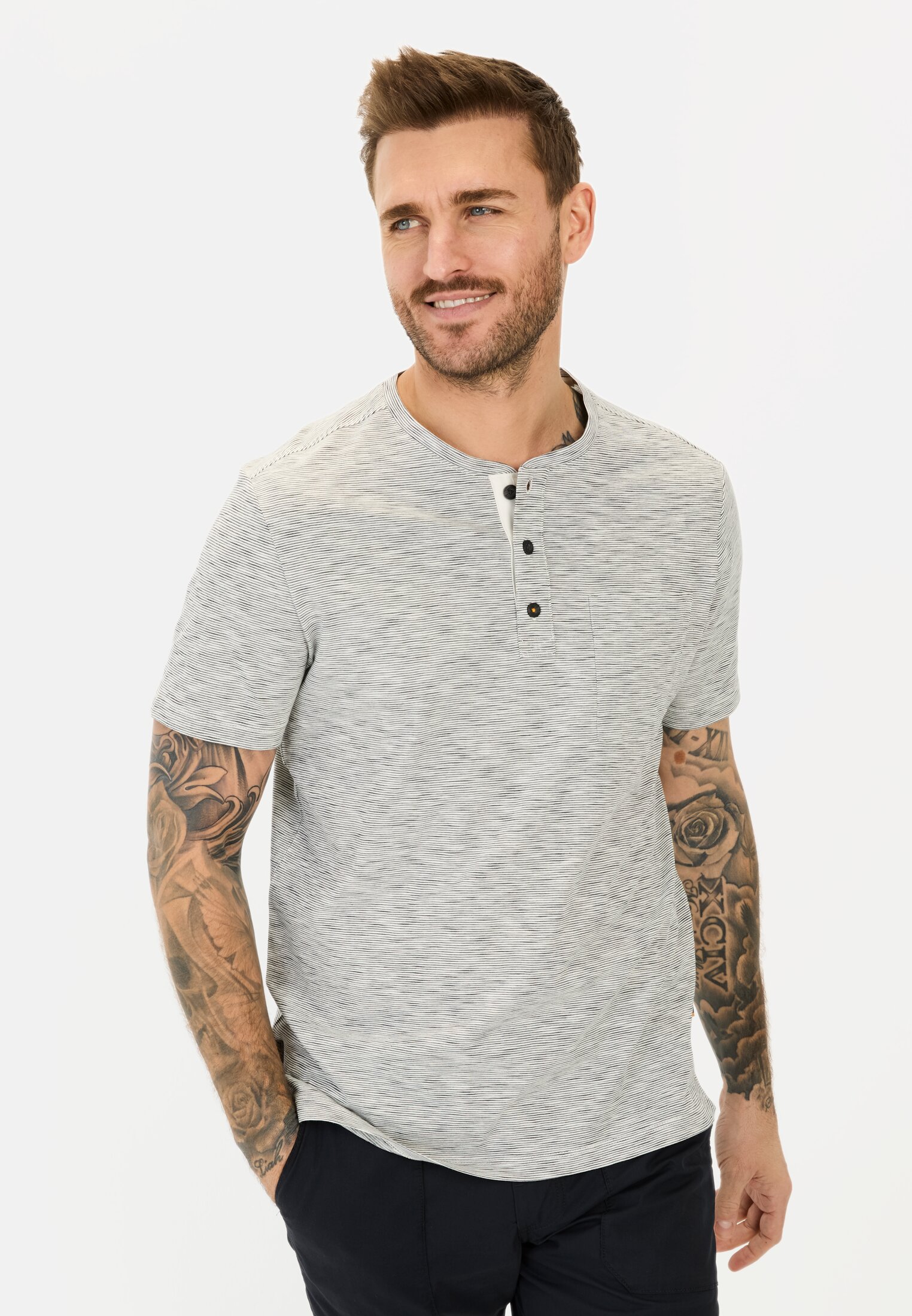 Herren Kurzarm Henley aus reiner Baumwolle Beige getragen vorn